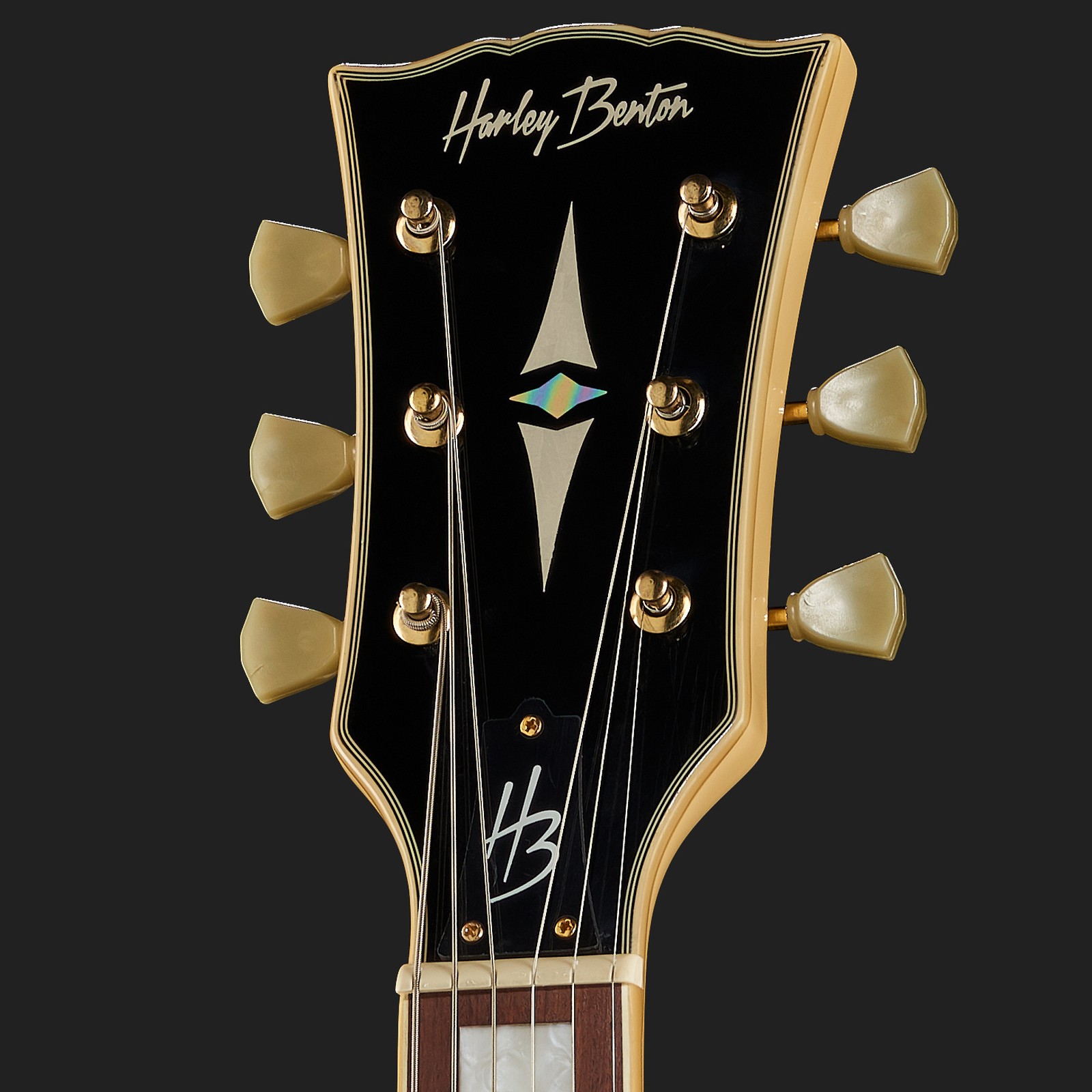 Logo sur la tête de la DC-600 Vintage Ivory de Harley Benton