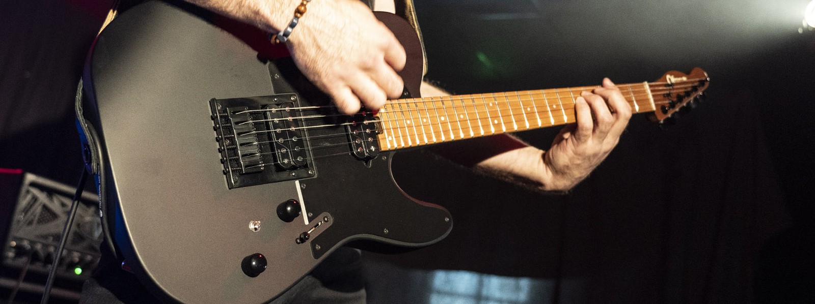 Charvel Pro-Mod SC ST2 HH HT Satin Black wird von einem Gitarristen gespielt