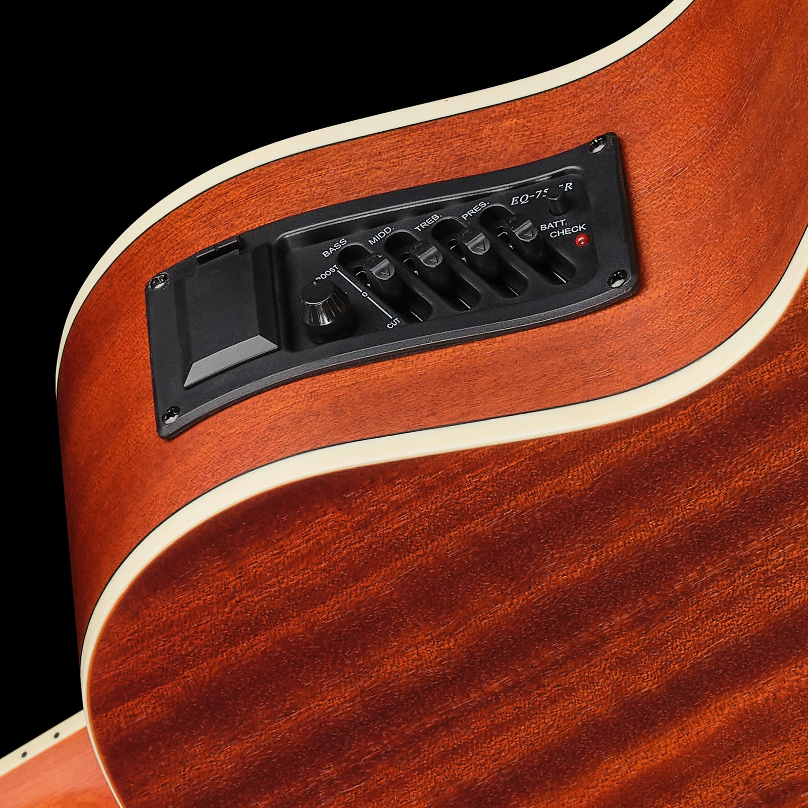 Preamp in der Mahagoni Zarge der Westerngitarre Harley Benton CG-45E Natural