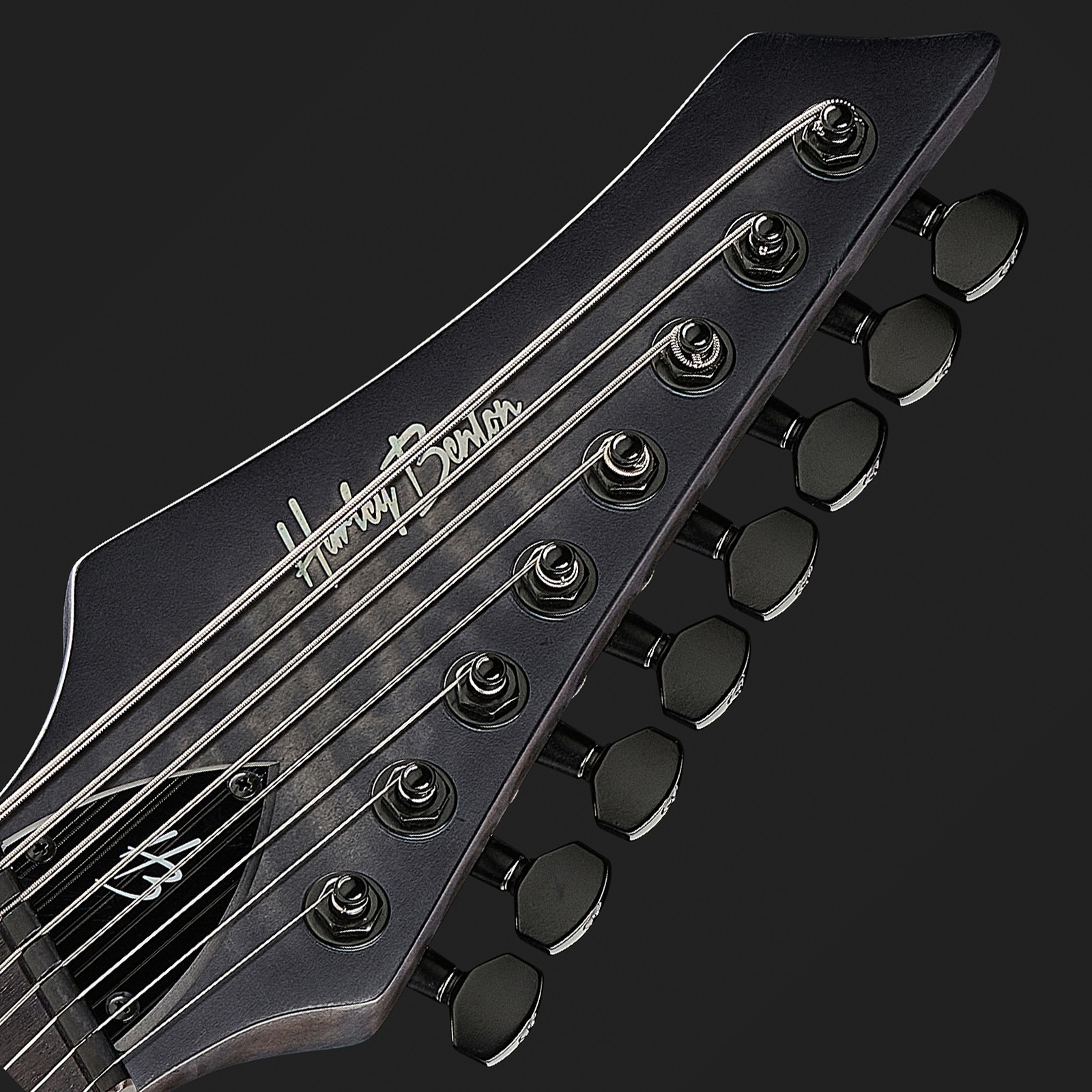 Nahaufnahme der Kopfplatte der 8-Saiter Harley Benton MultiScale-8 QBB E-Gitarre