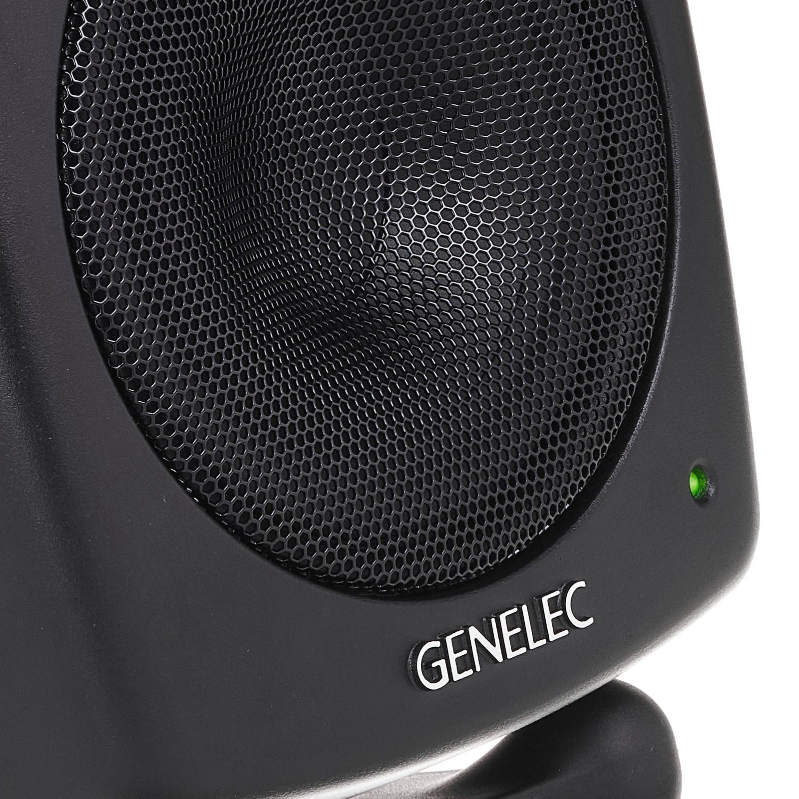 Lautsprechergitter und LED auf dem Genelec 8030 Black Limited