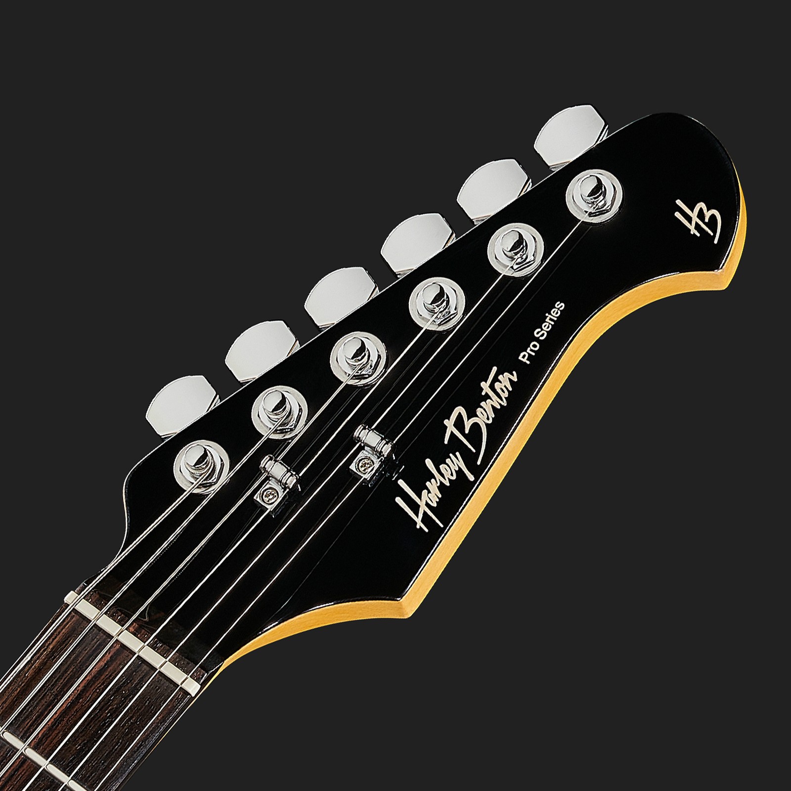 Kopfplatte der Harley Benton Fusion-III HH EB BK E-Gitarre