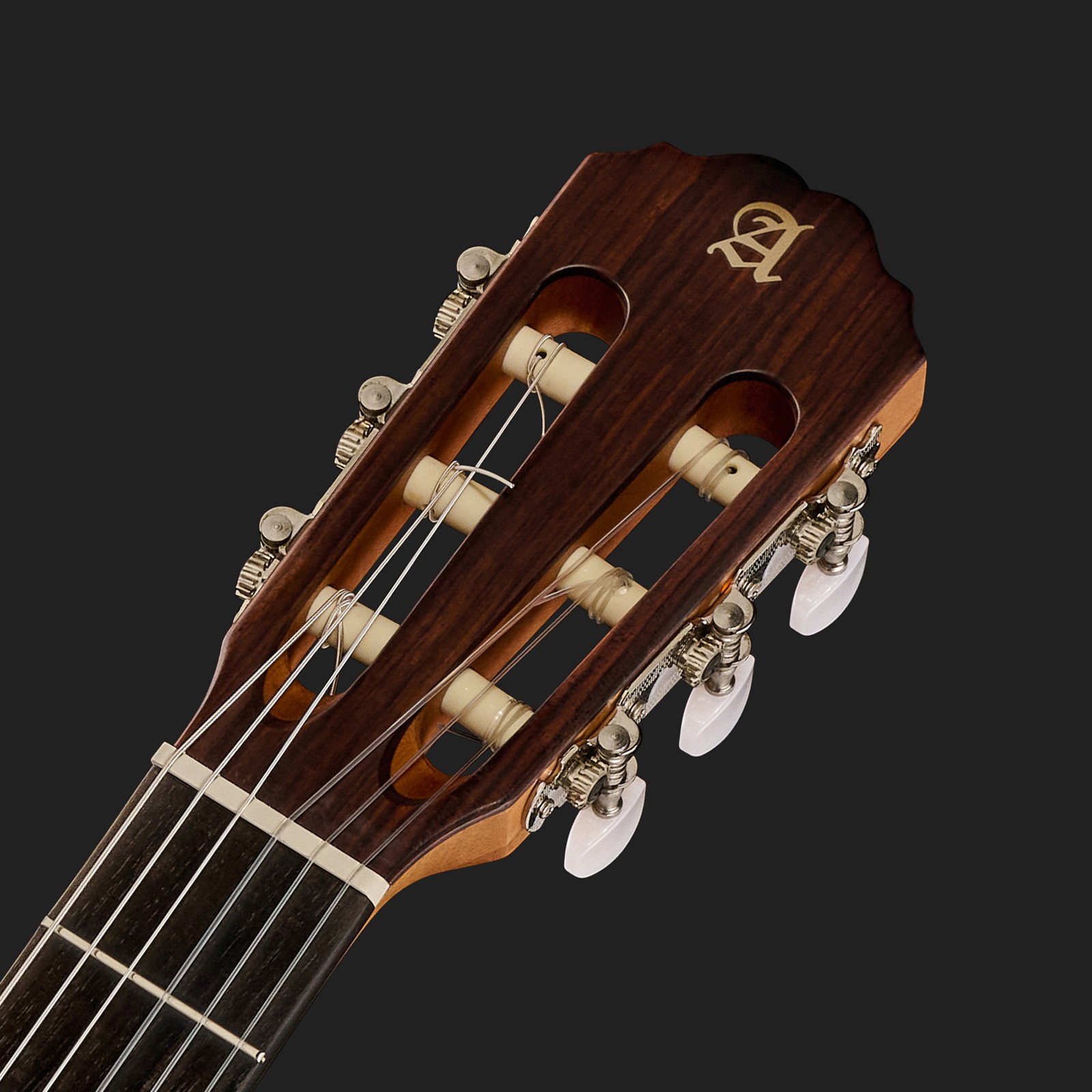 Kopfplatte der Alhambra 1C Black Satin Konzertgitarre