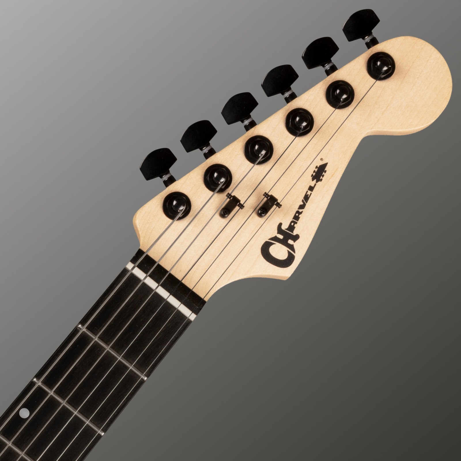 Schwarze Mechaniken an der Charvel Kopfplatte mit Ebenholzgriffbrett