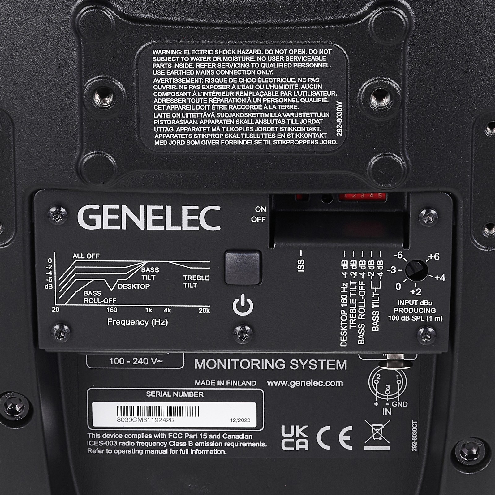 Raumanpassungen auf der Rückseite des Genelec 8030 Black LTD