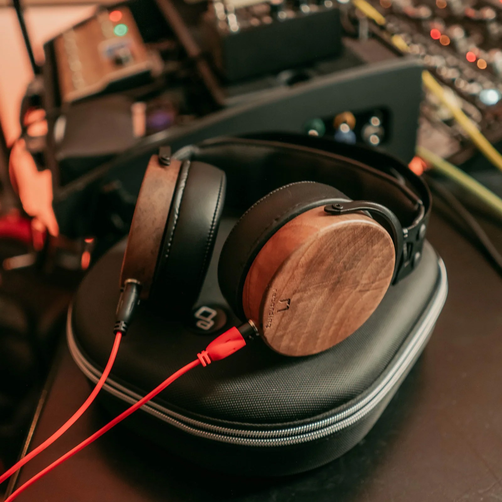 Kopfhörer OLLO Audio R1 1.0 im Tonstudio