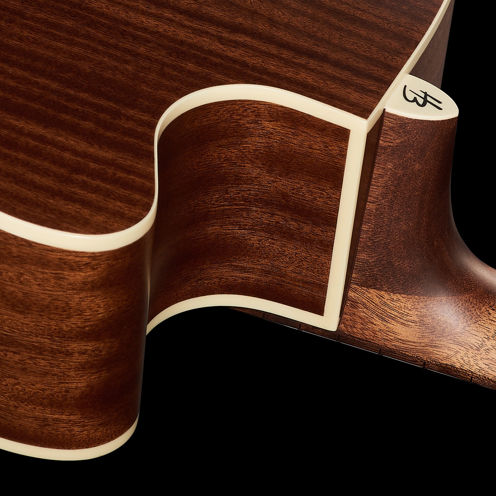 Cutaway im Sapele Mahagoni Korpus der Harley Benton HB Custom Line CLD-1048SCE-LH