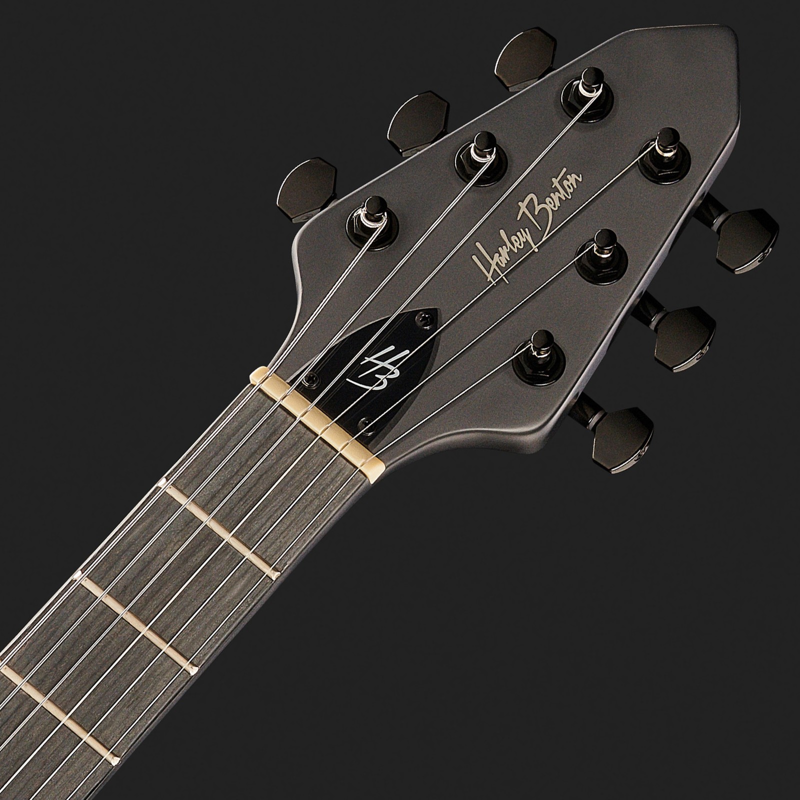 Spitz zulaufende Harley Benton E-Gitarren Kopfplatte