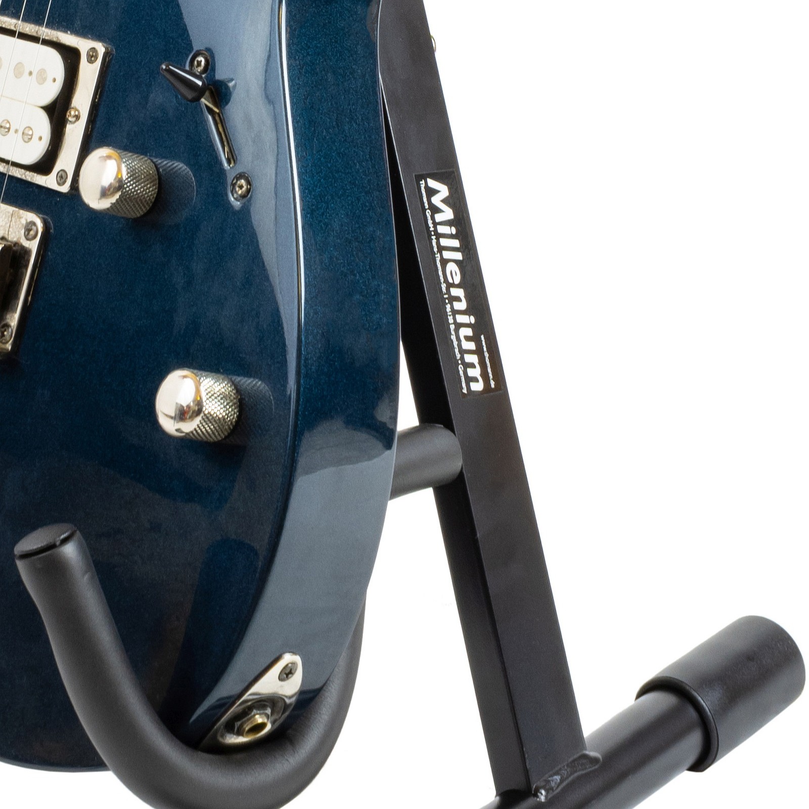 Lato del Millenium GS-2001 E con una chitarra elettrica Ibanez RG