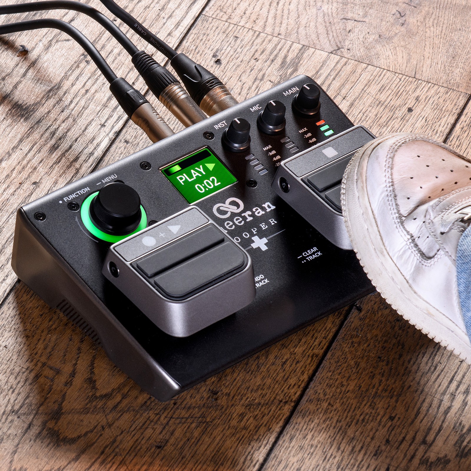 Fuß drückt auf einen Fußtaster des Sheeran Loopers Looper +