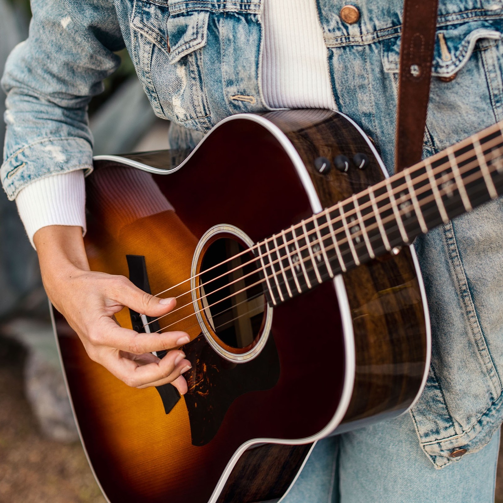 Une guitare Western 417e-R de Taylor en train d’être jouée