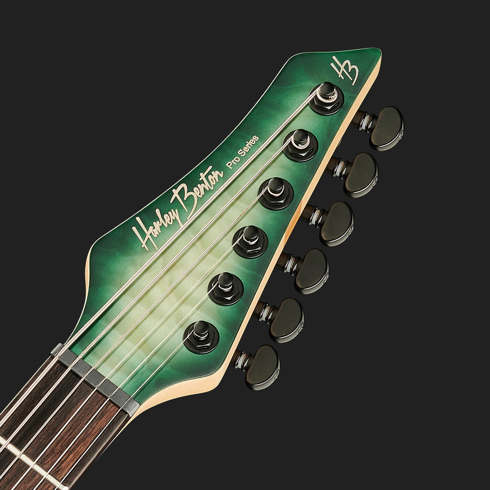 Kopfplatte mit Locking Mechaniken an der Harley Benton Amarok-BT EGNT Quilted Burst