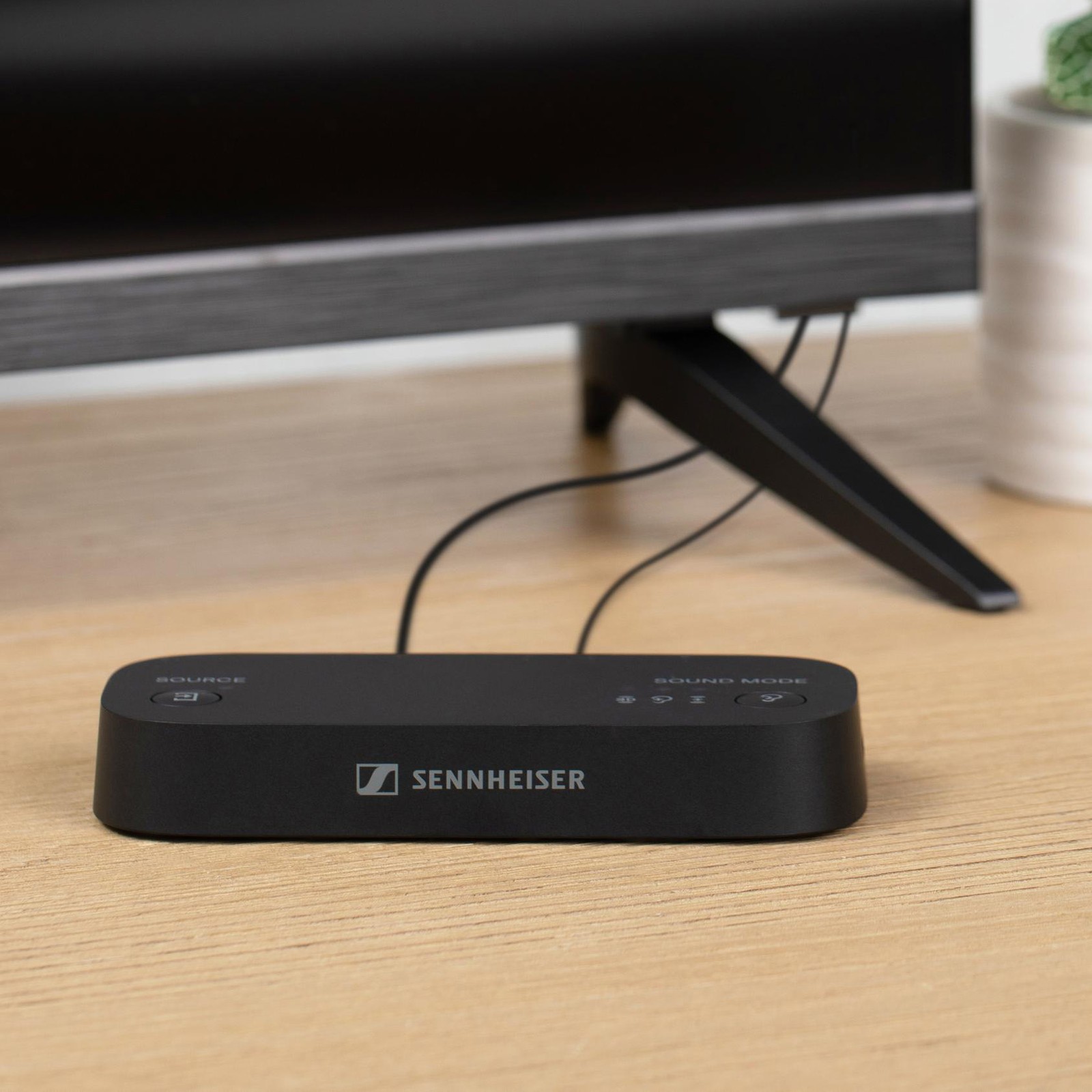 An einen Fernseher angeschlossener Sender des Sennheiser RS 275