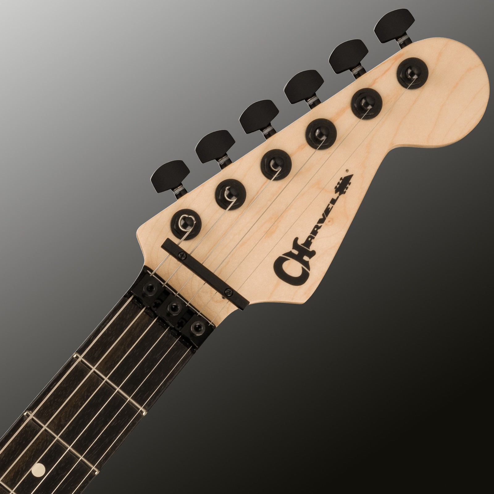 Charvel E-Gitarren Kopfplatte mit schwarzen Mechaniken und Klemmsattel