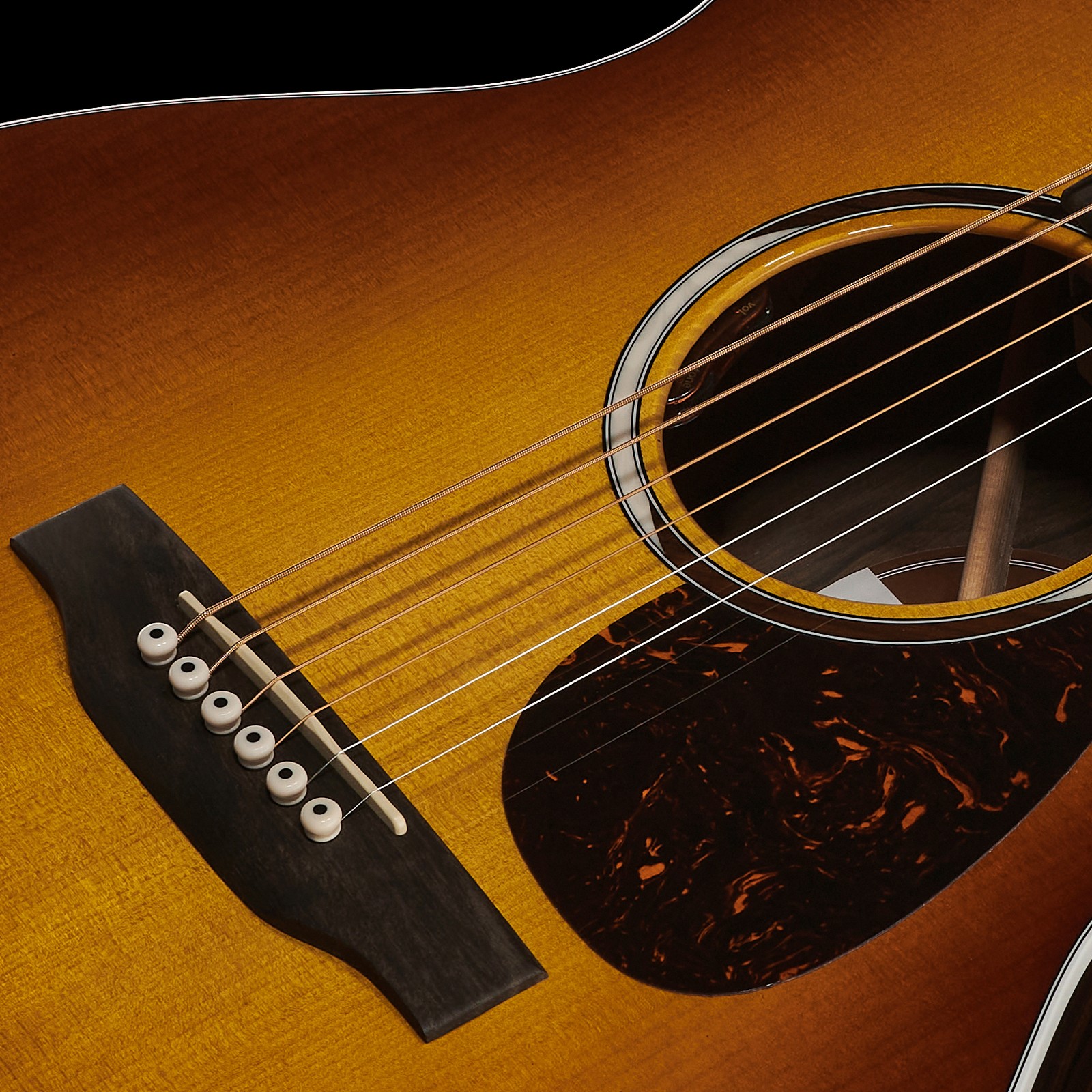 Steg und Schalloch mit Tonabnehmer der Martin Guitars SC-13E Special Burst Westerngitarre