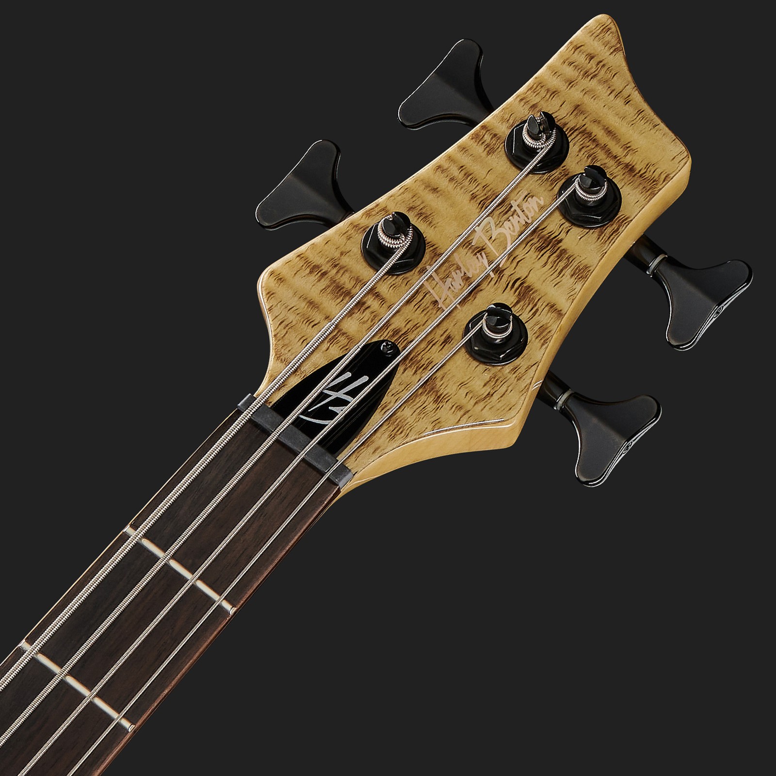 Vier schwarze Mechaniken an einer E-Bass Kopfplatte von Harley Benton