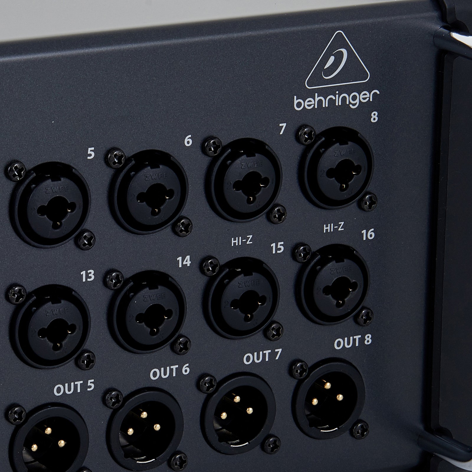 Frontseite der Behringer SD16 Stagebox mit Herstellerlogo