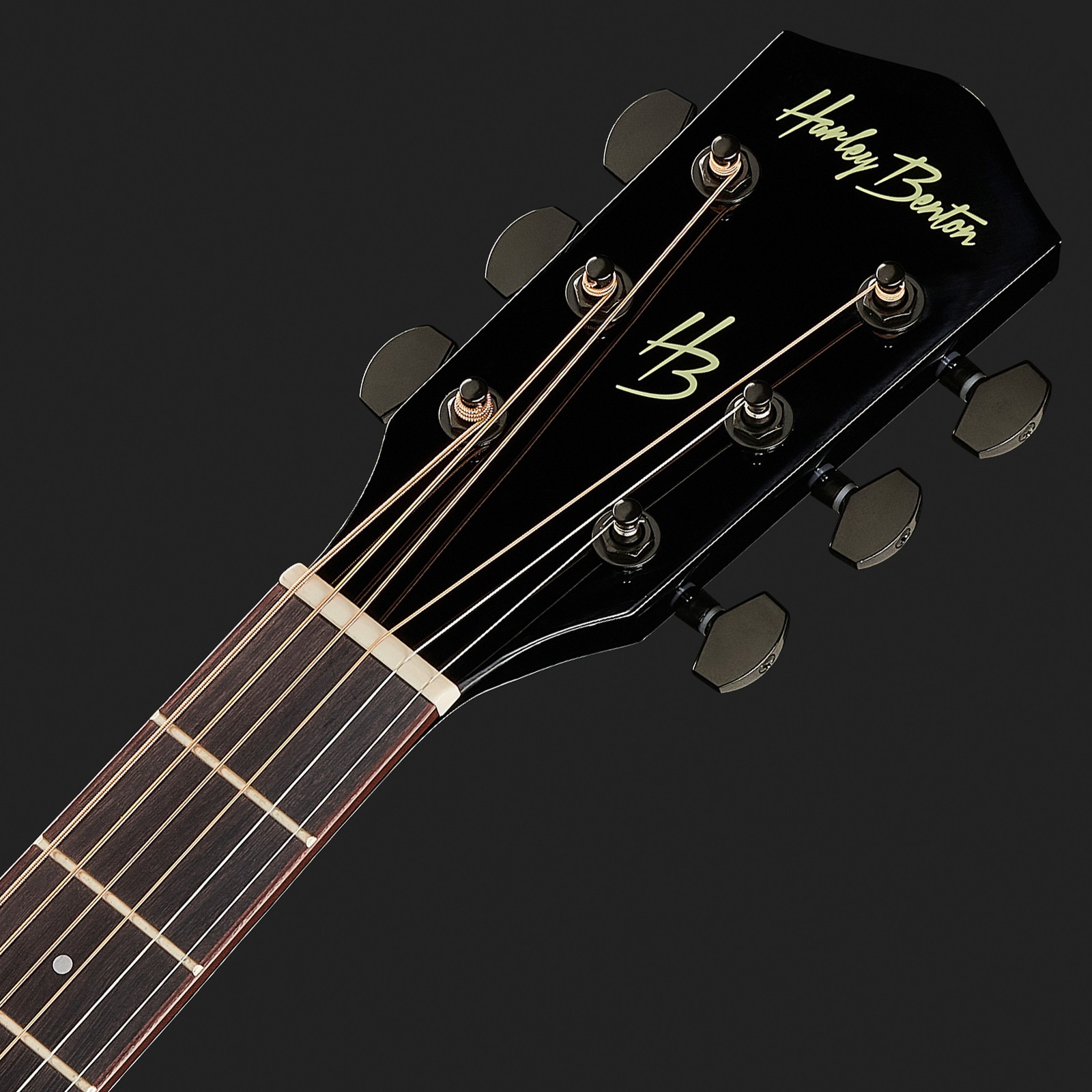 Schwarze Harley Benton Kopfplatte an der Westerngitarre