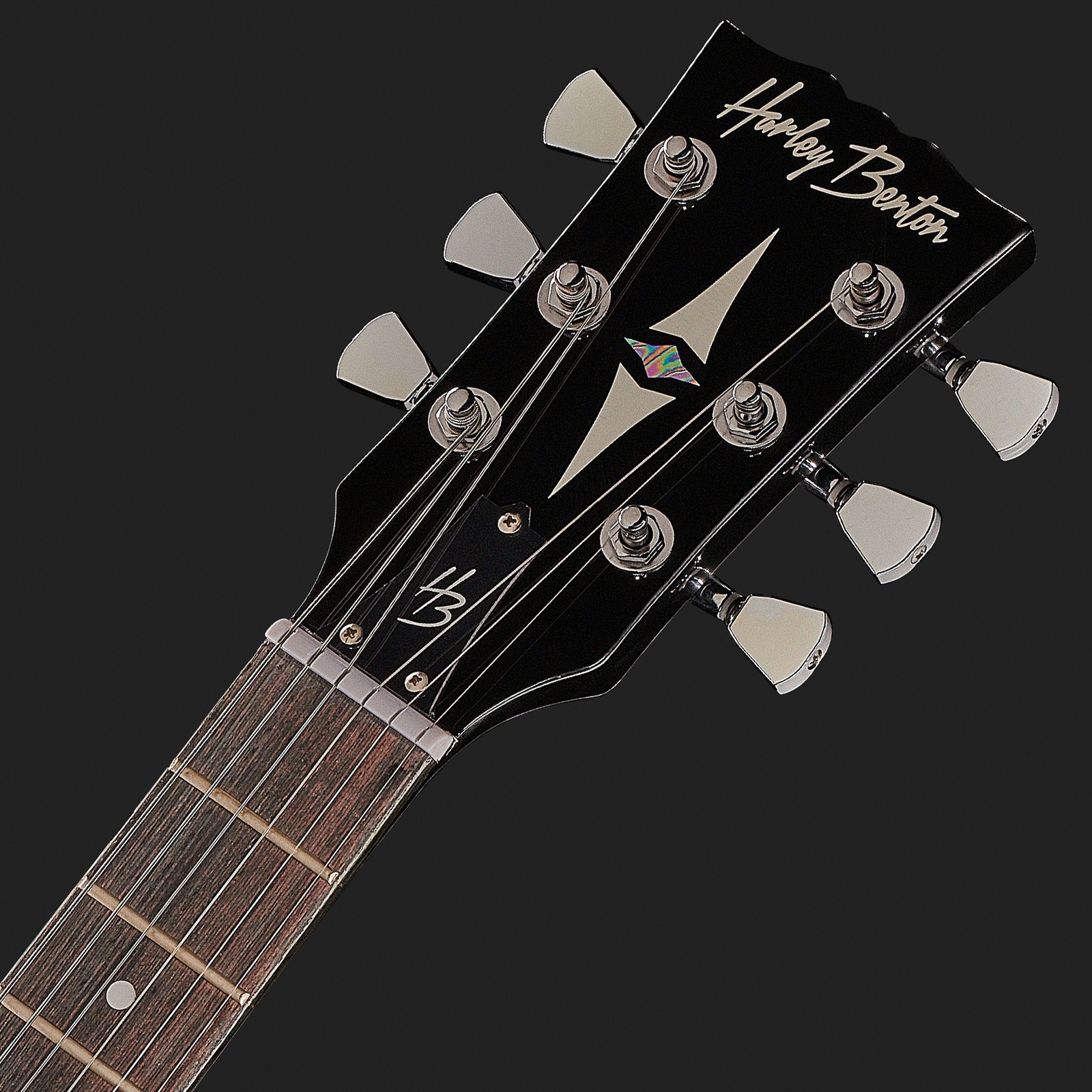 Schwarze Kopfplatte einer Harley Benton E-Gitarre