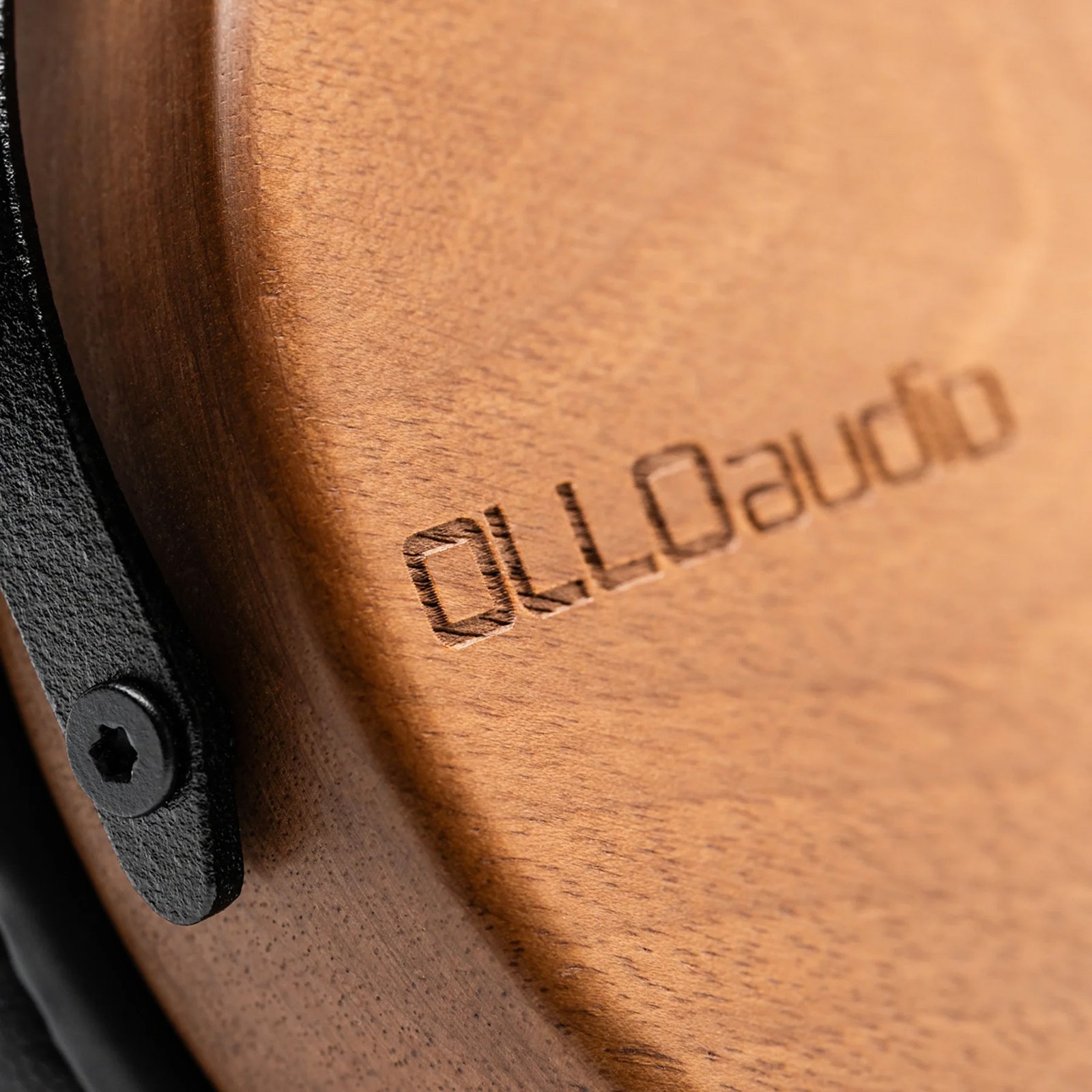 In das Holz gefrästes Logo im  OLLO Audio R1 1.0 