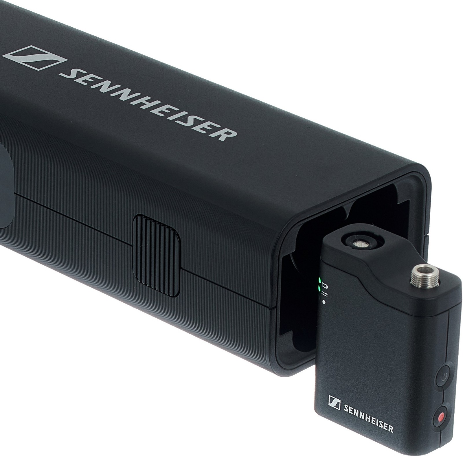 Sender neben dem Empfänger des Sennheiser Profile Wireless