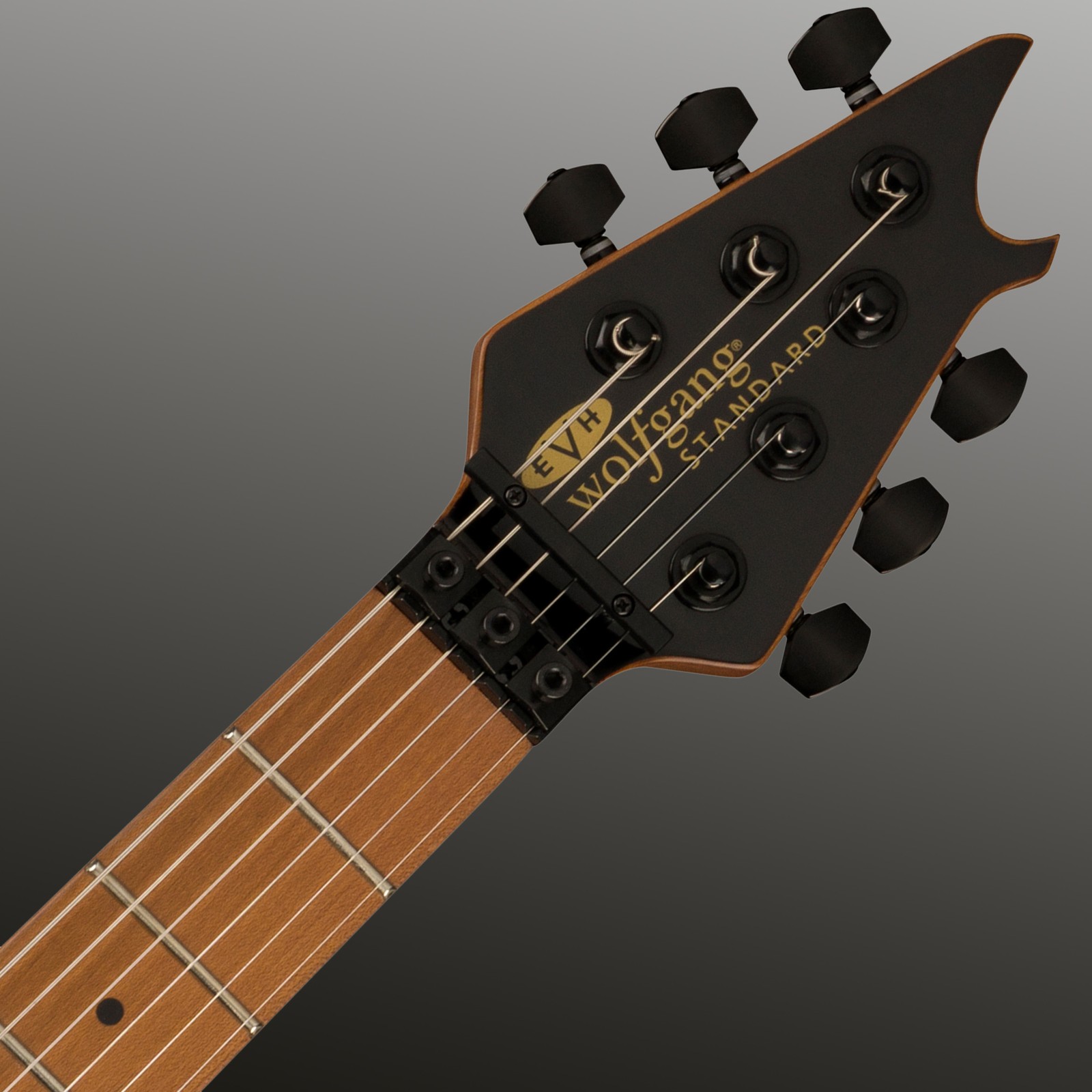 Schwarze Kopfplatte auf dem gerösteten Ahornhals