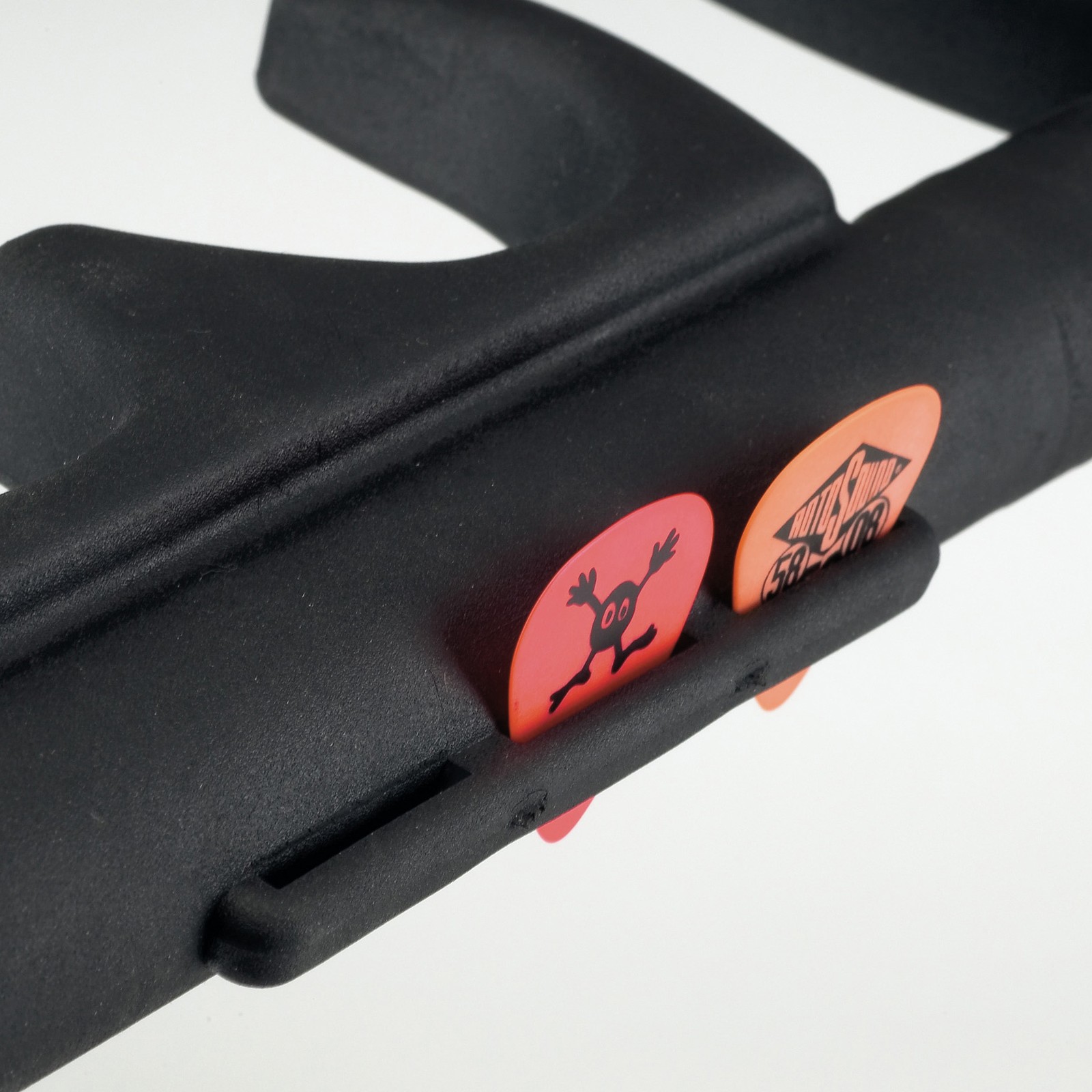 Plektren in der Halterung auf der Rückseite des K&M 17515 Guardian