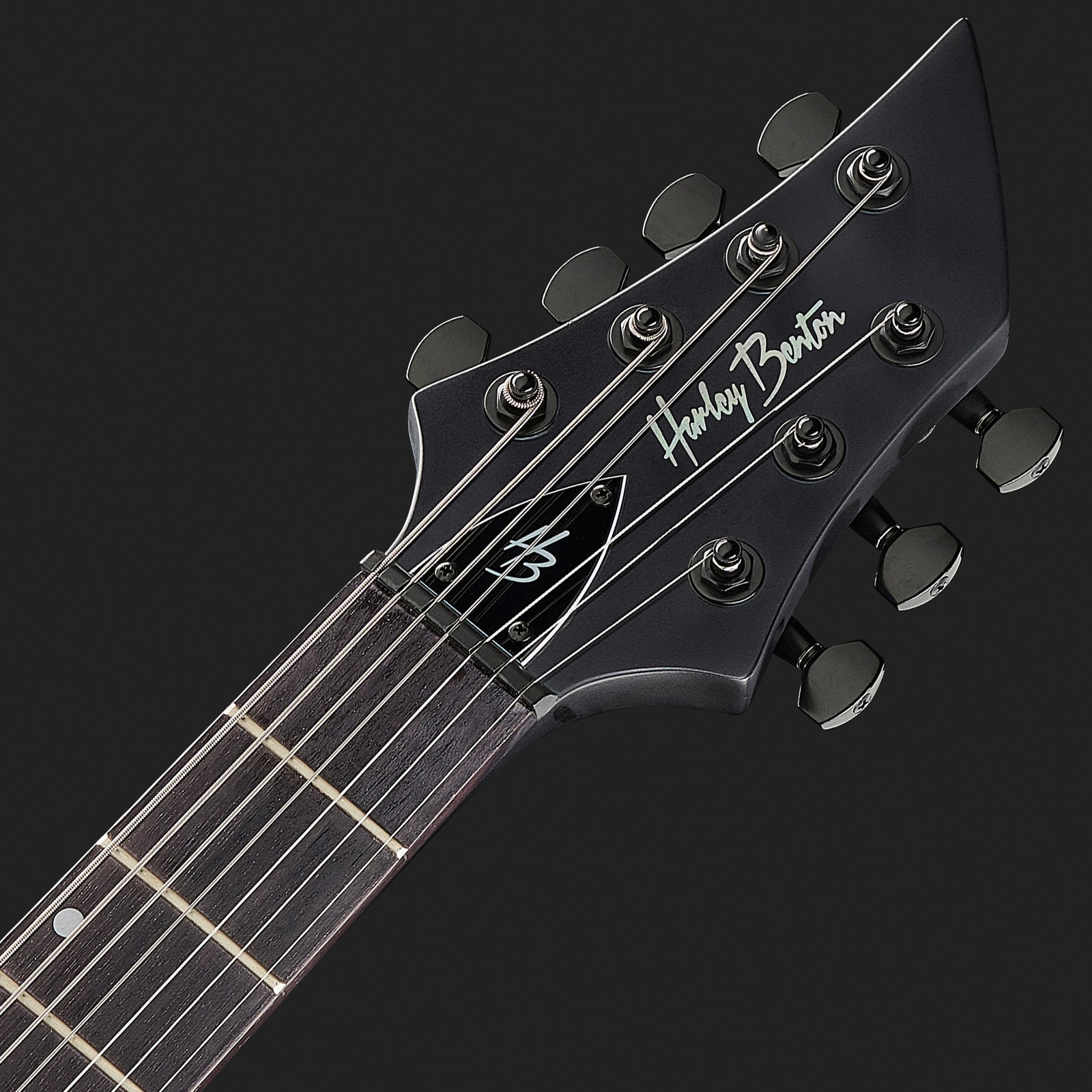 Schwarze Harley Benton Kopfplatte mit sieben Mechaniken