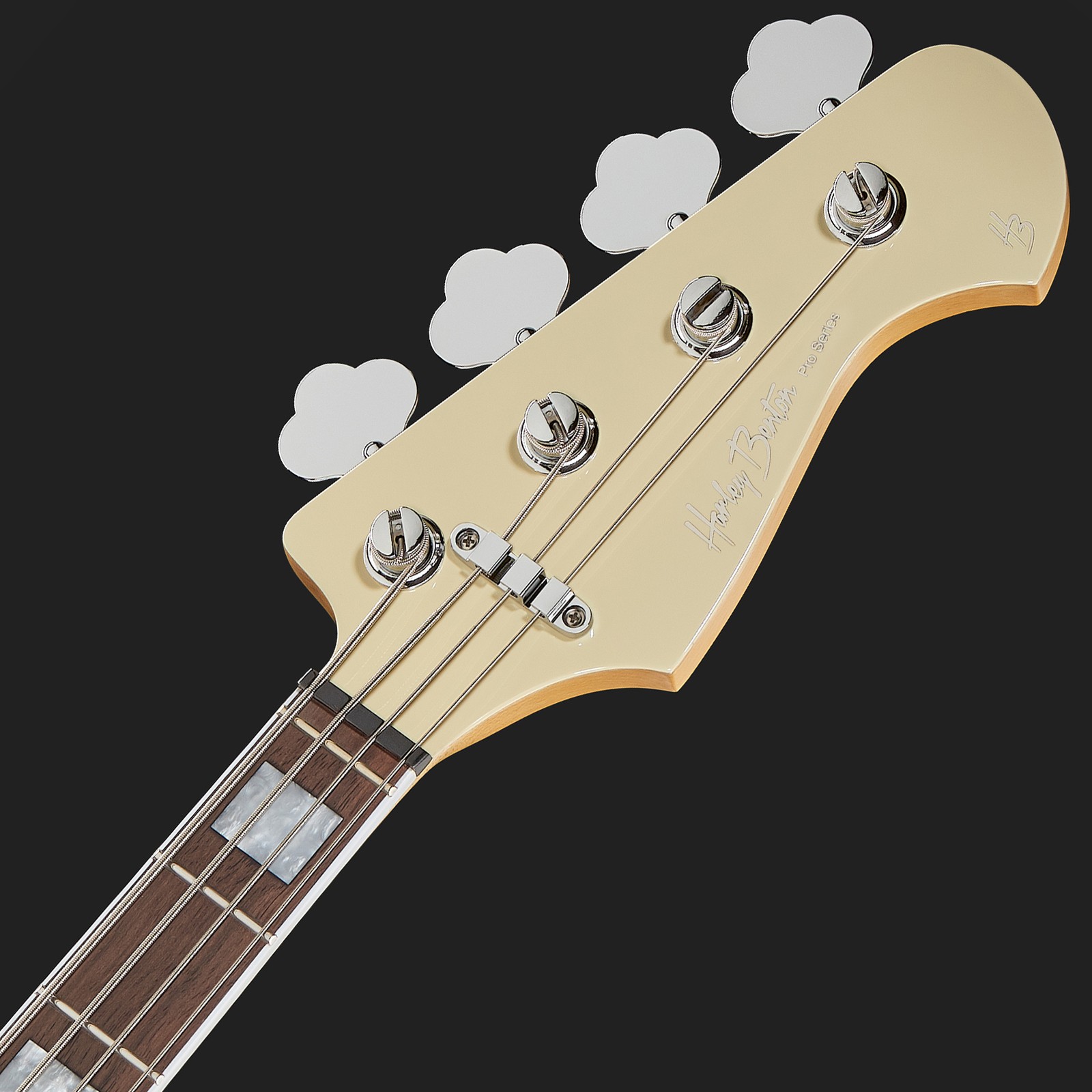 Harley Benton Logo auf 4-Saiter Bass Kopfplatte