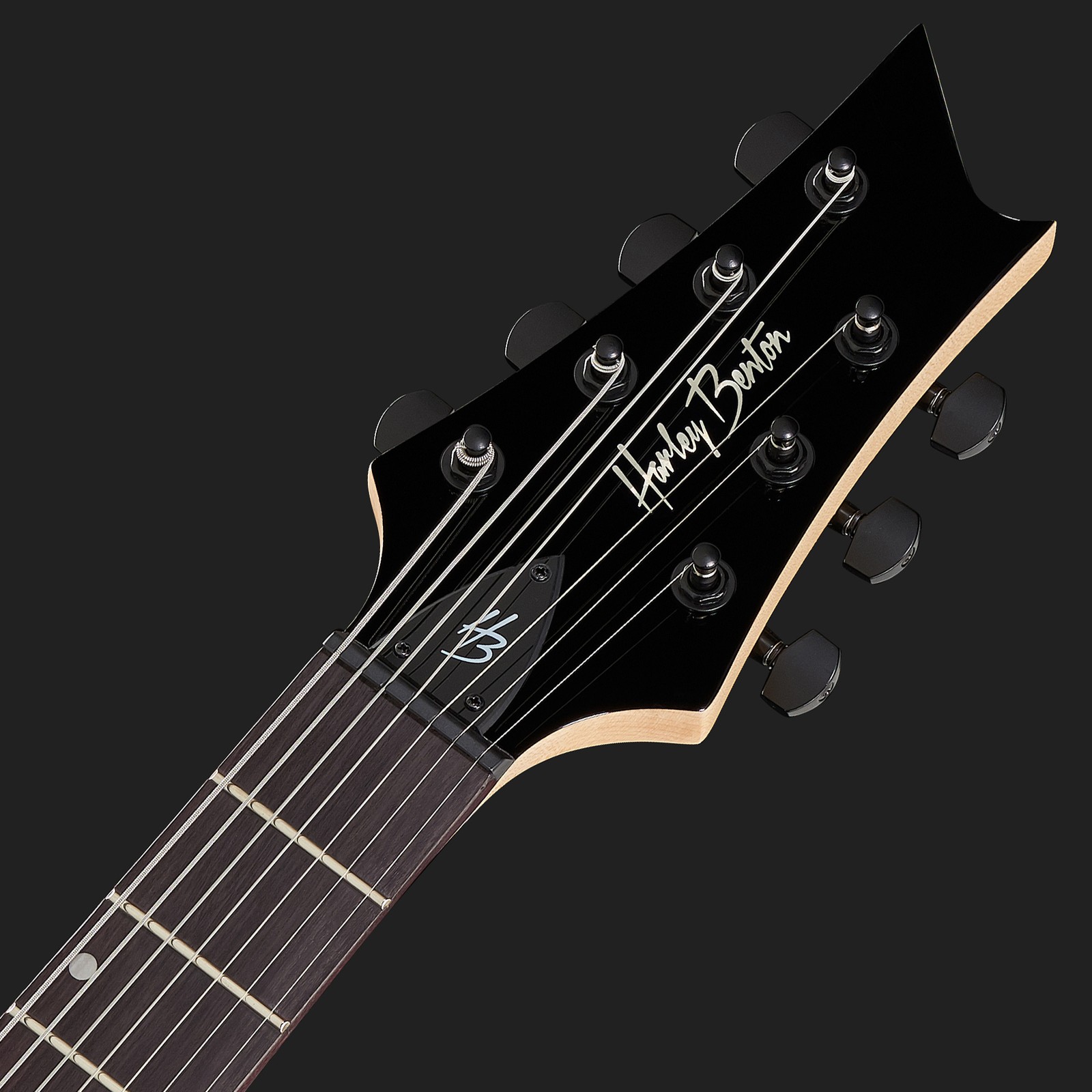 Schwarze Kopfplatte mit sieben Saiten und harley Benton Logo