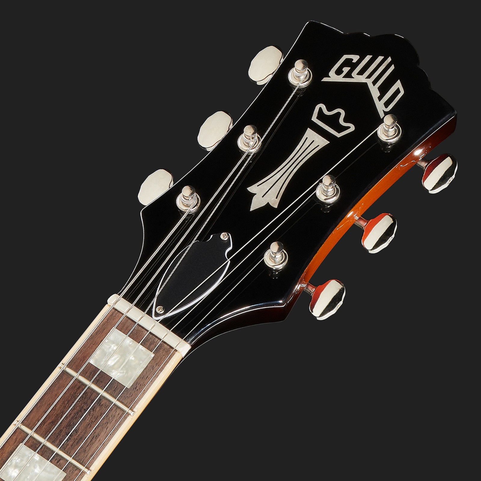Guild Polara Deluxe Vintage Sunburst, Logo auf Kopfplatte