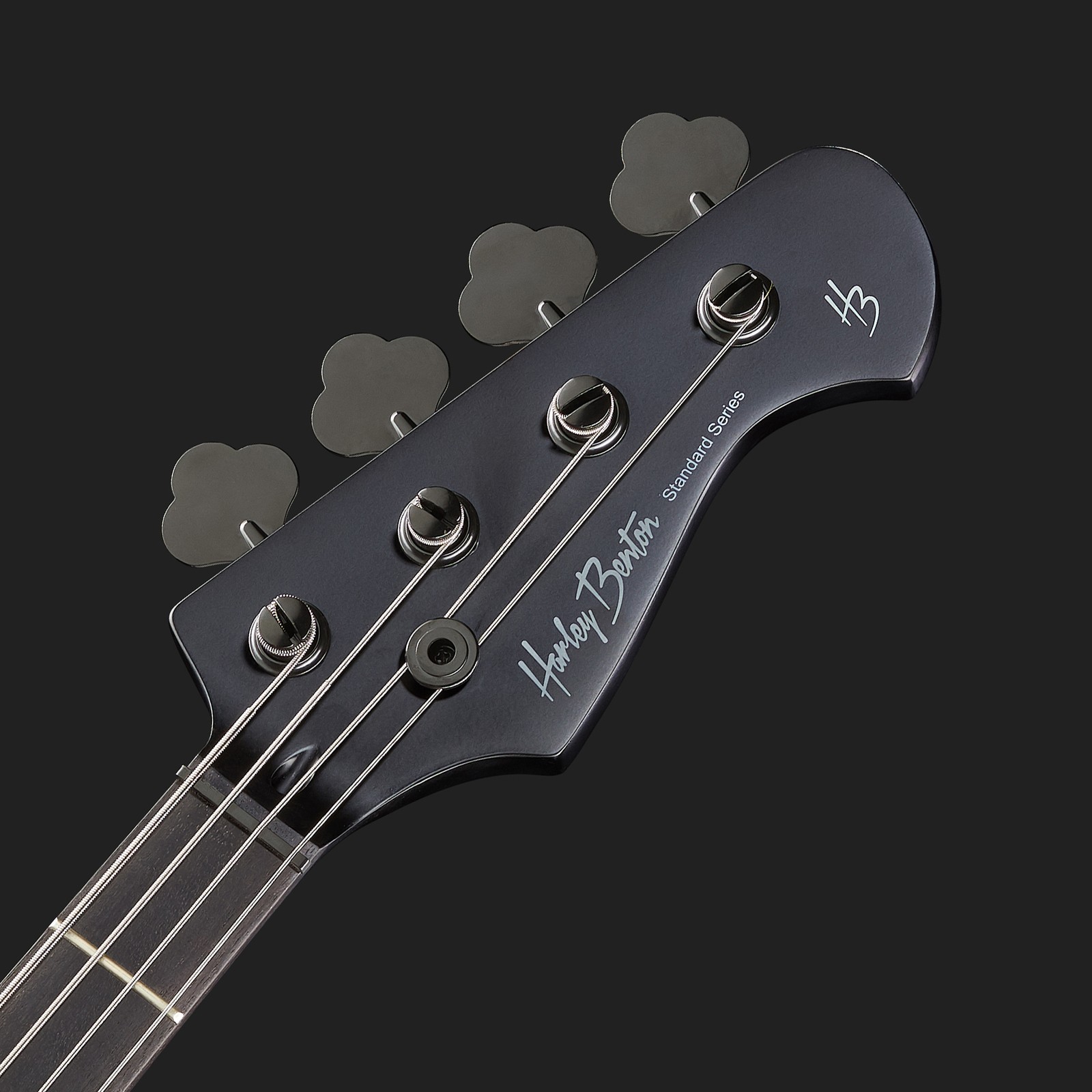 Schwarze Bass Kopfplatte mit vier Saiten