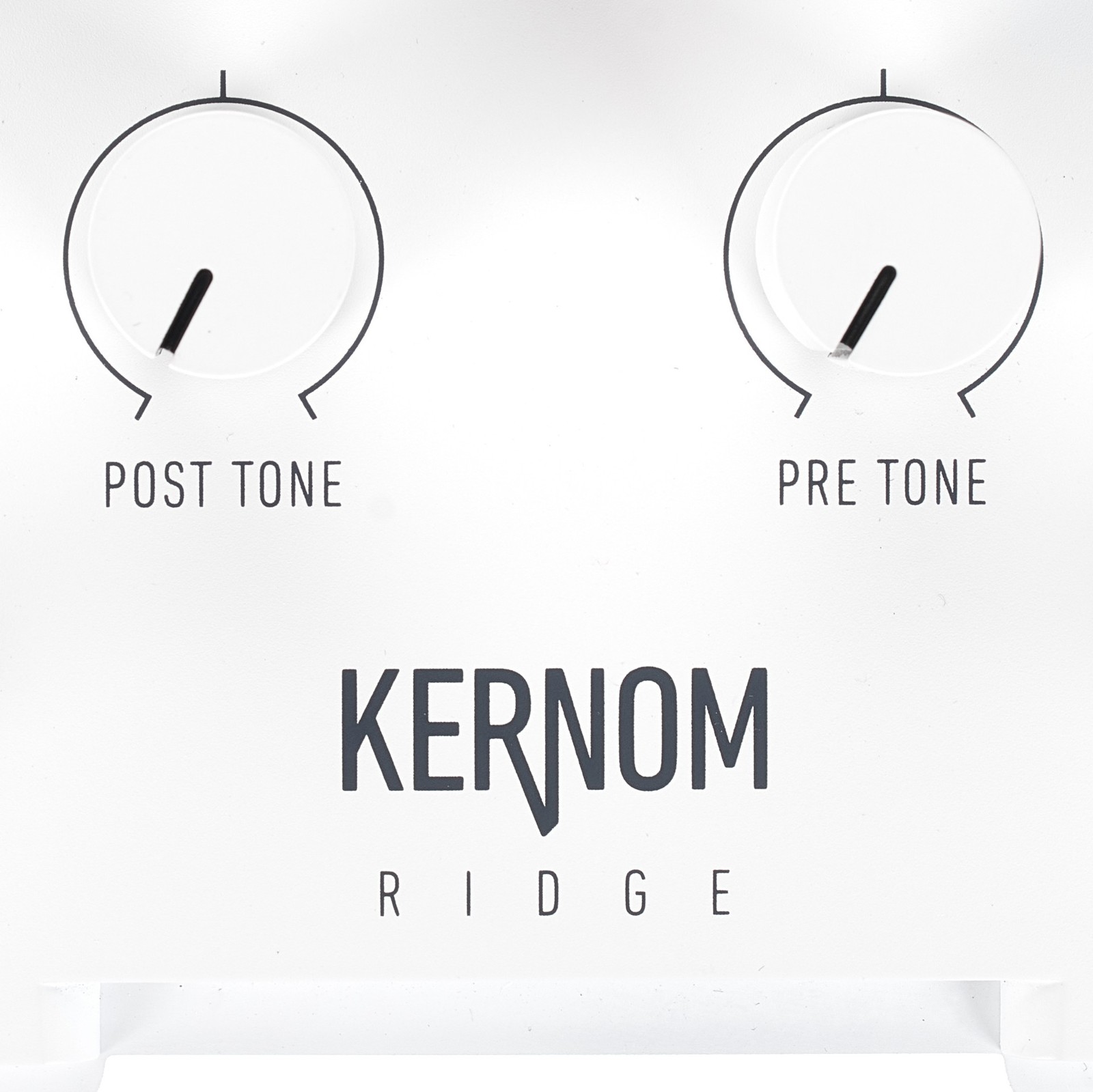 Regler und Kernom Logo auf dem Effektpedal