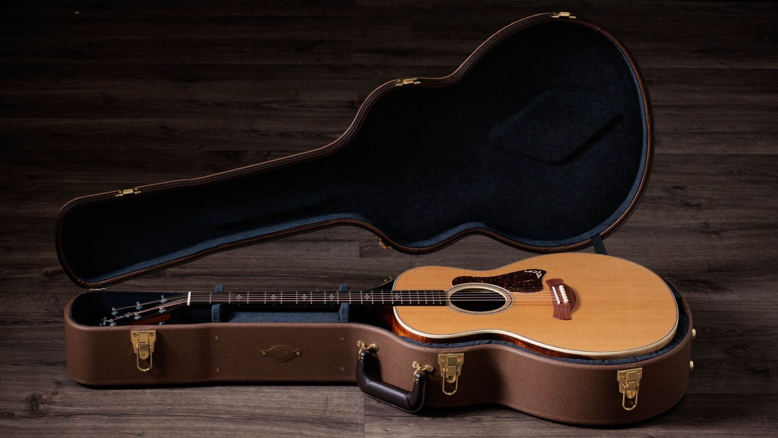 Brauner Gitarrenkoffer mit Westerngitarre Taylor Gold Label 814e Koa