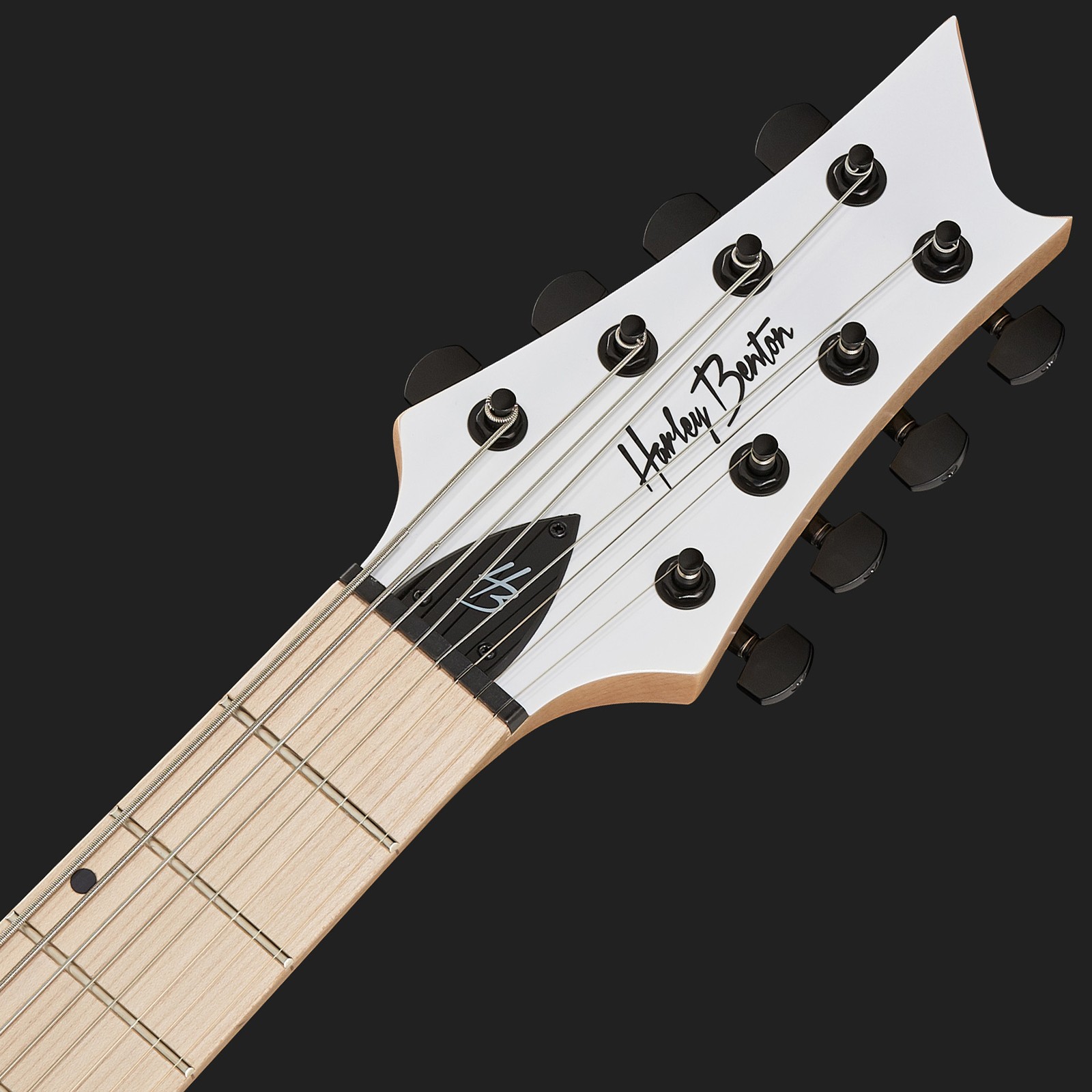 Ahorngriffbrett mit offset inlays und weiße Kopfplatte mit acht schwarzen Mechaniken