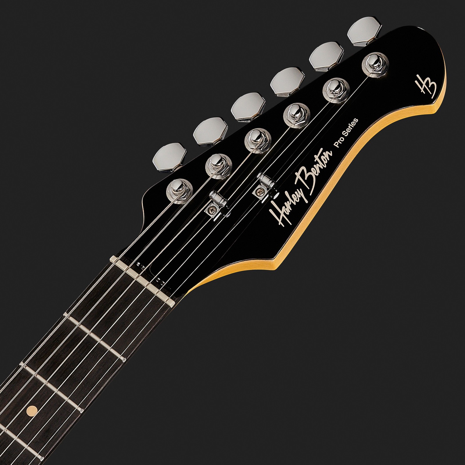 Schwarze Kopfplatte mit Harley Benton Logo