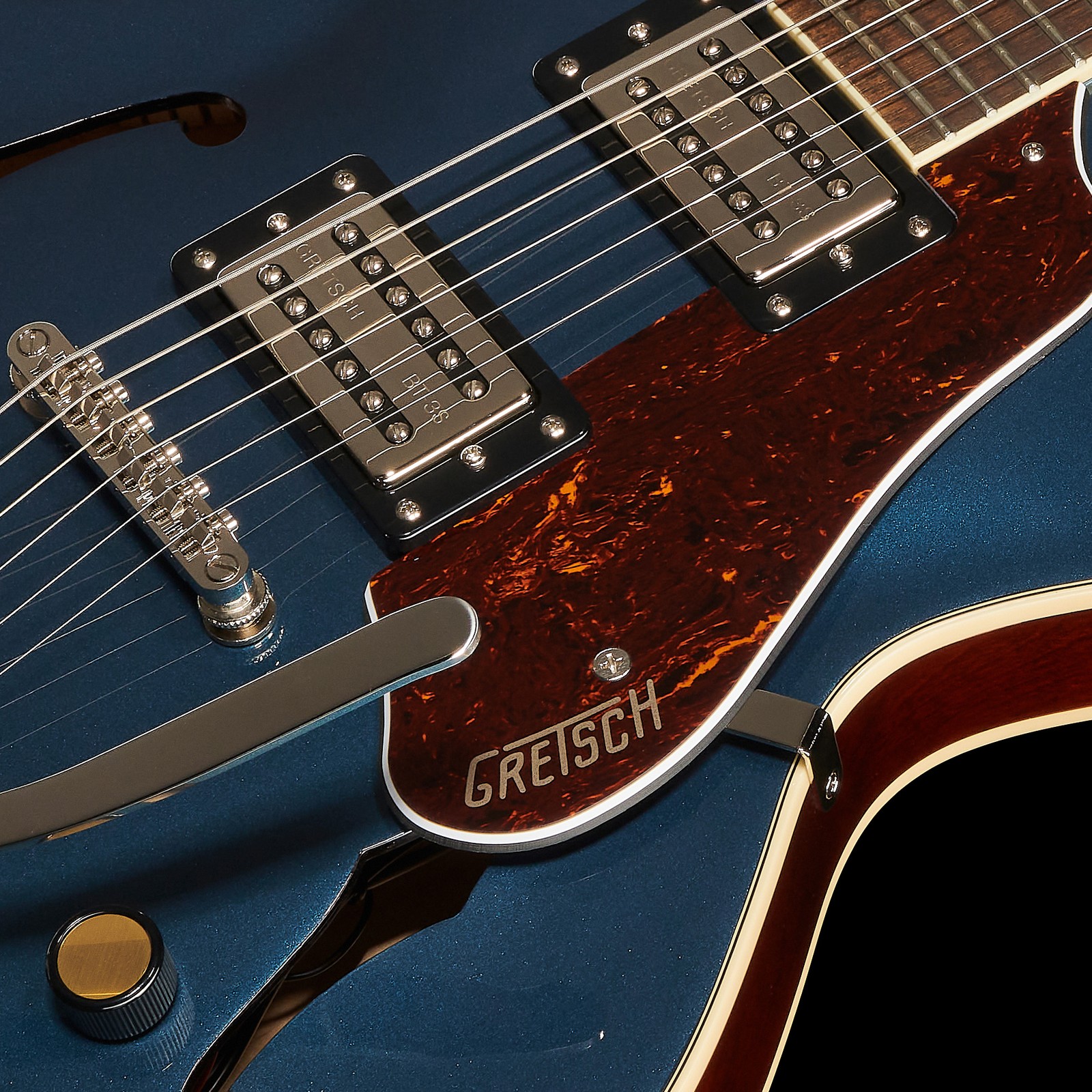 Tortoise Schlagbrett auf der dunkelblauen Decke der Gretsch G2622T Streamliner Cb Dc DD