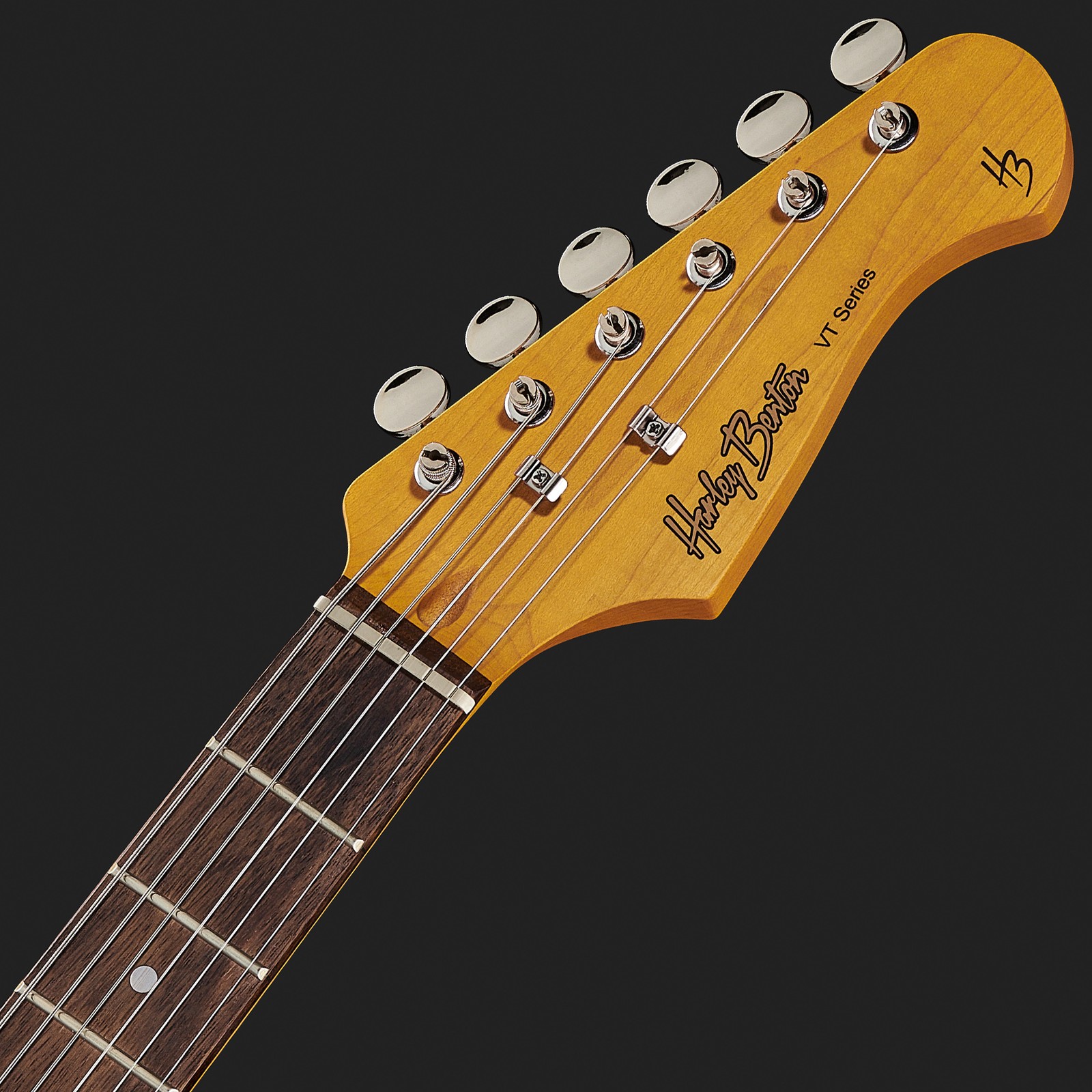 Kopfplatte einer E-Gitarre mit verchromten Mechaniken