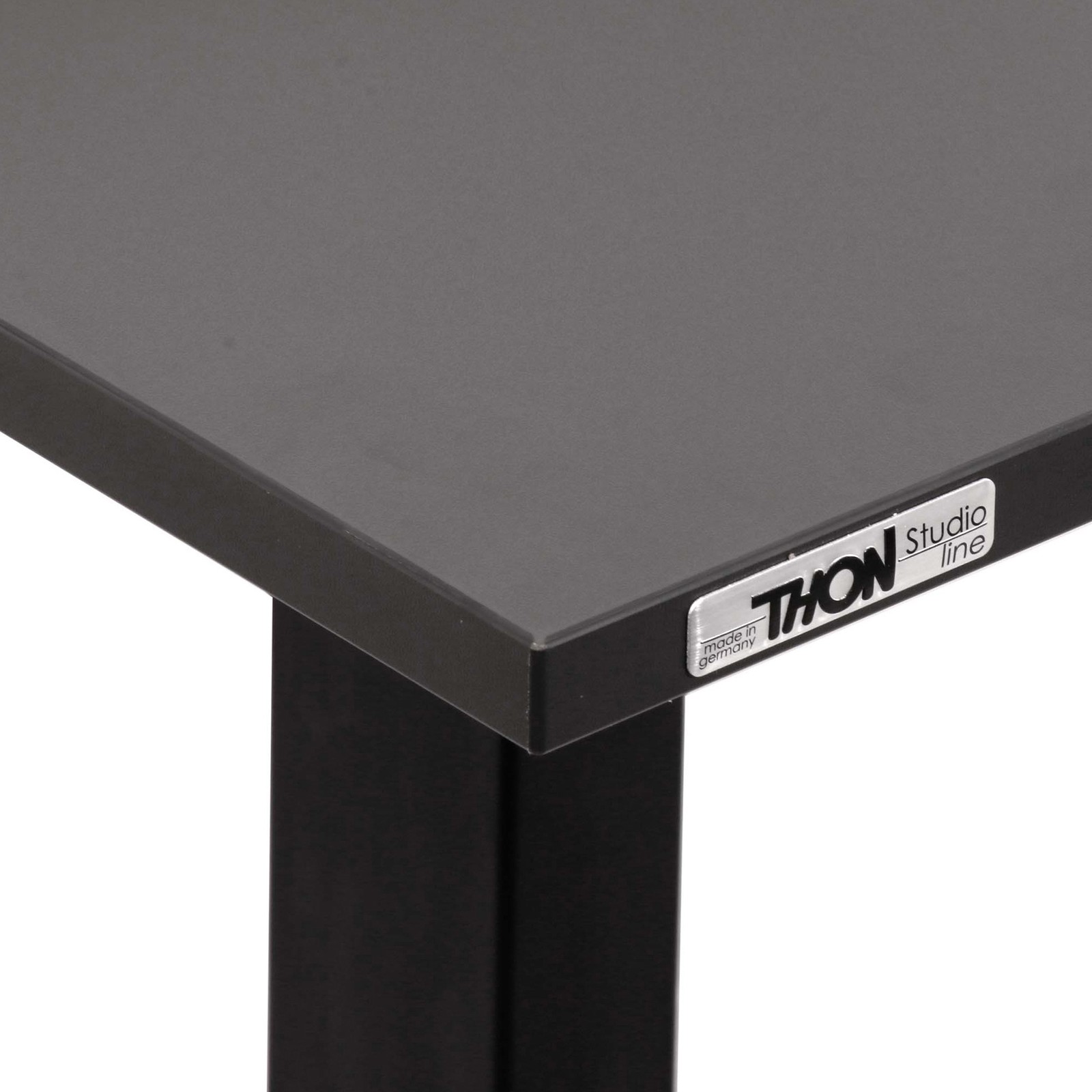Herstellerlogo auf der Thon Studio Producer Desk 1750 BK Tischplatte