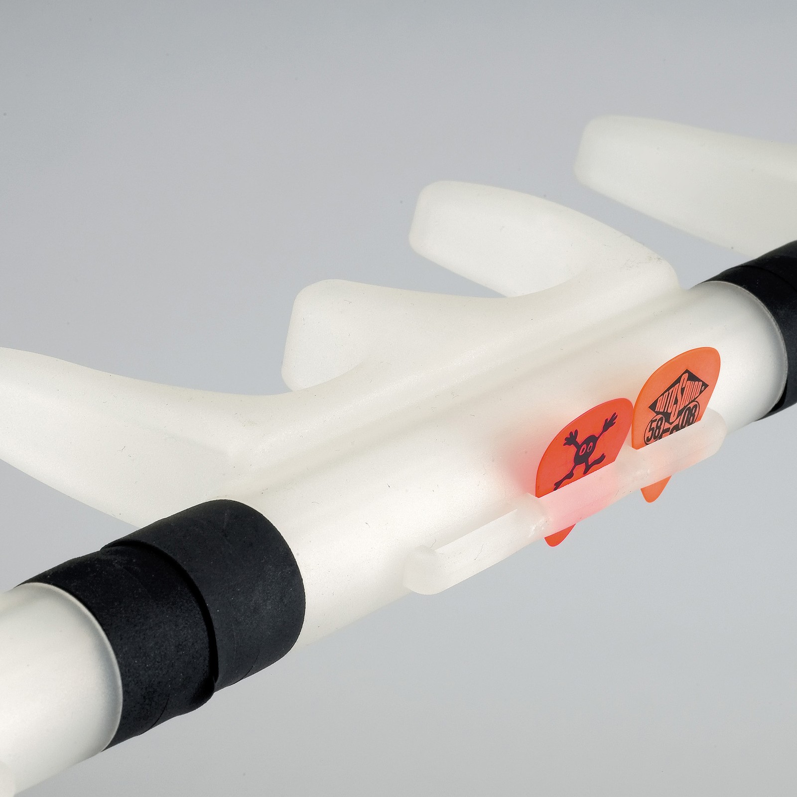 Plektren Halterung auf der Rückseite des K&M 17515 Guardian Translucent 5-fach-Gitarrenständers