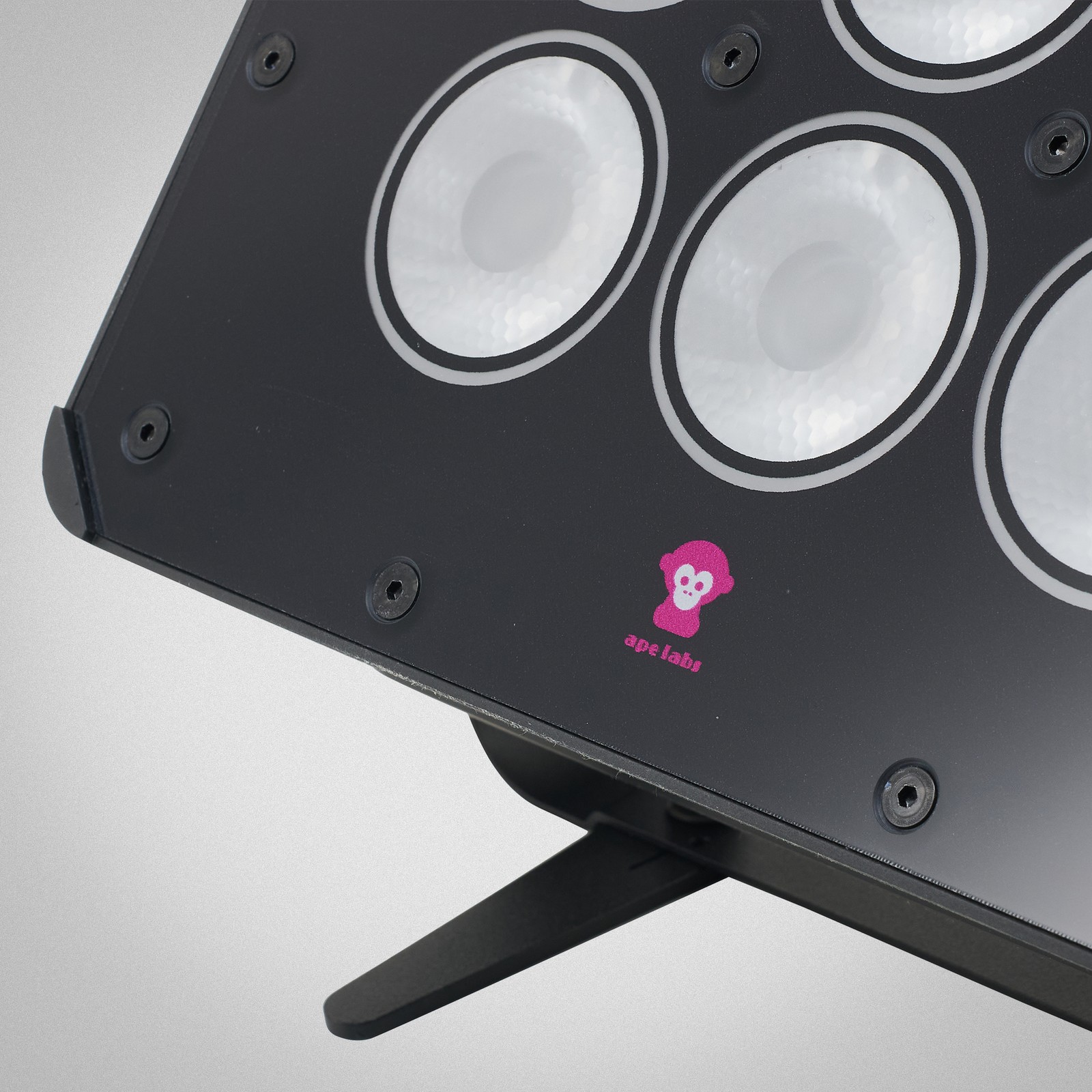 Logo auf dem des Ape Labs Marvel Spot, Akkubetriebener Outdoor LED Scheinwerfer