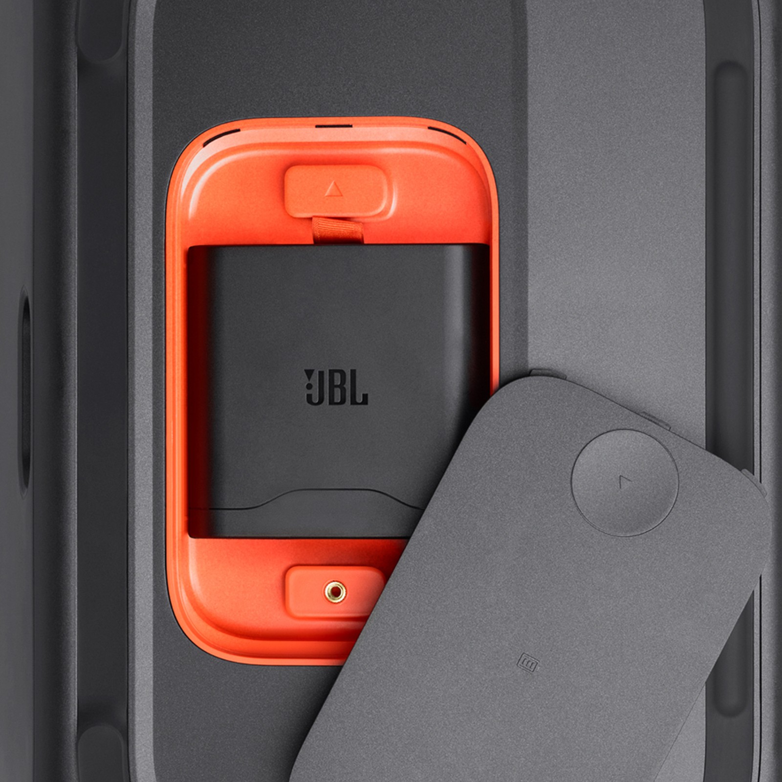 Logo auf der JBL Combo für Gitarre, Gesang und Musikwiedergabe