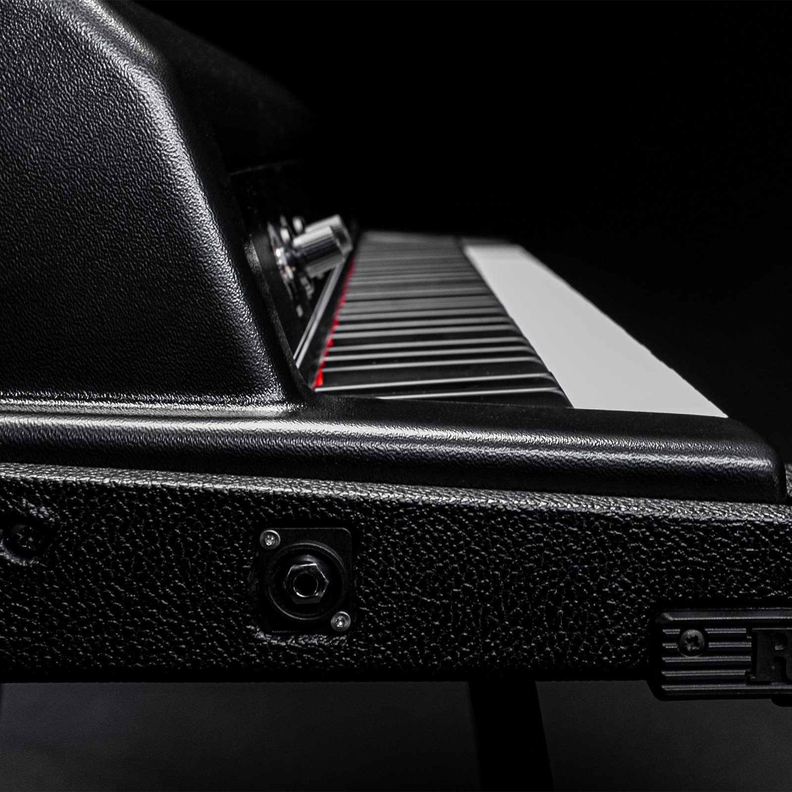 Rhodes Stage 61, Detail des analogen E-Pianos von deer Seite