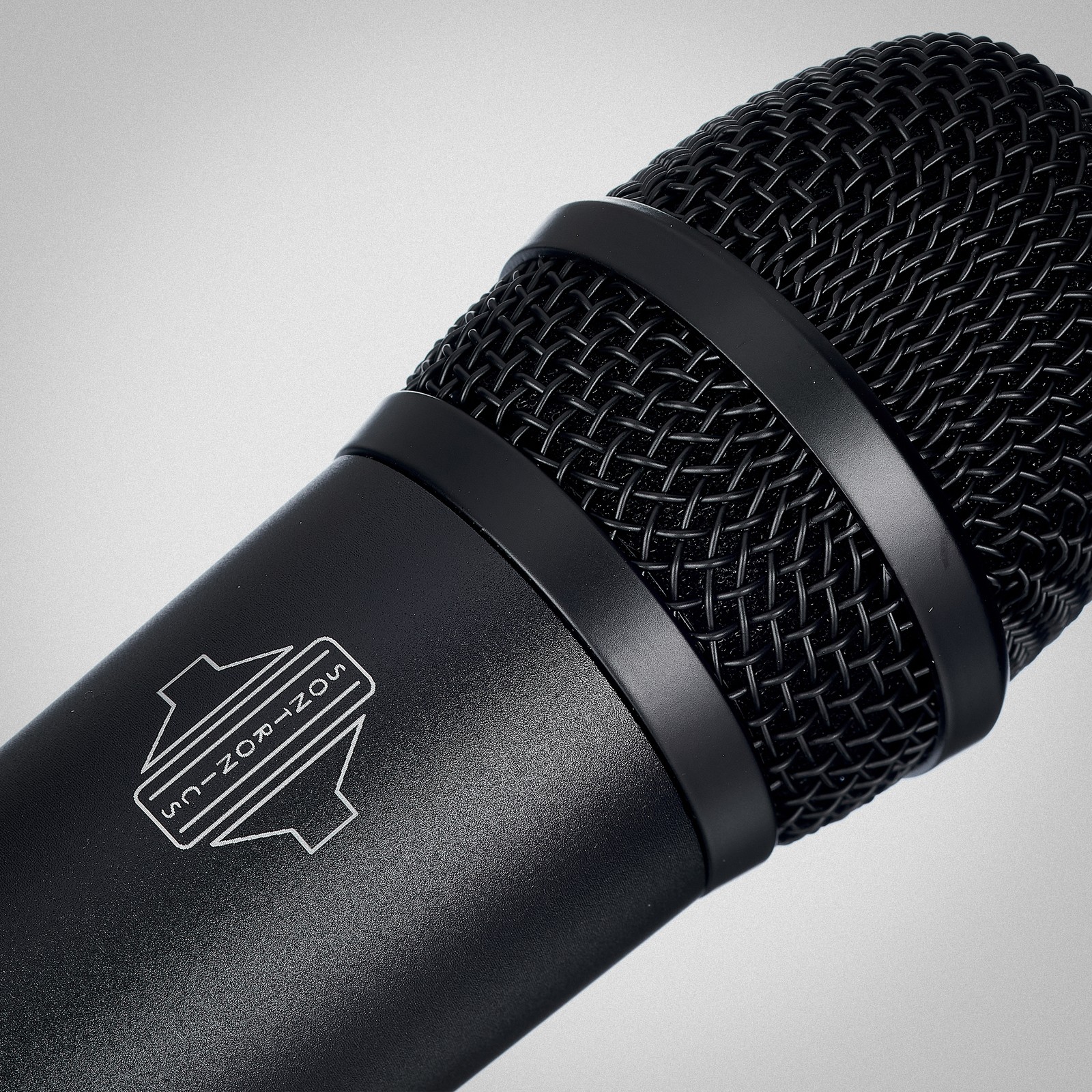 Sontronics Solo, Logo auf dem dynamischen Handmikrofon 