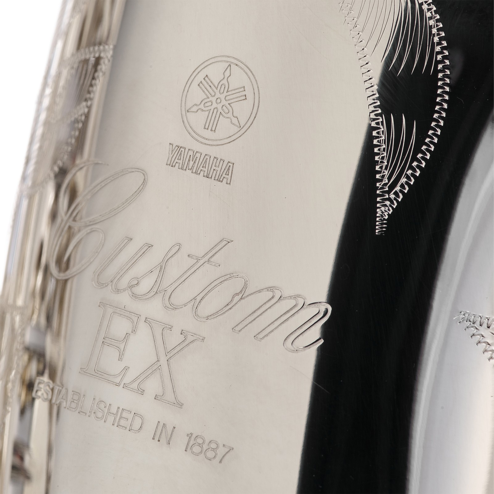 Yamaha YAS-875 EX S, Detail mit graviertem Logo