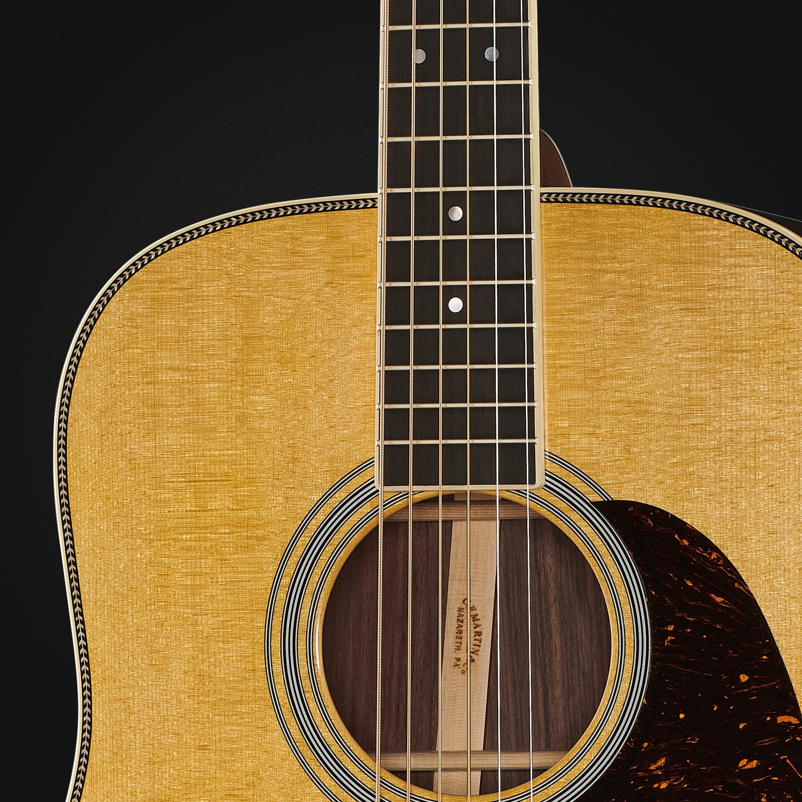 Detail des Schalllochs und der Inlays der Martin Guitars HD35