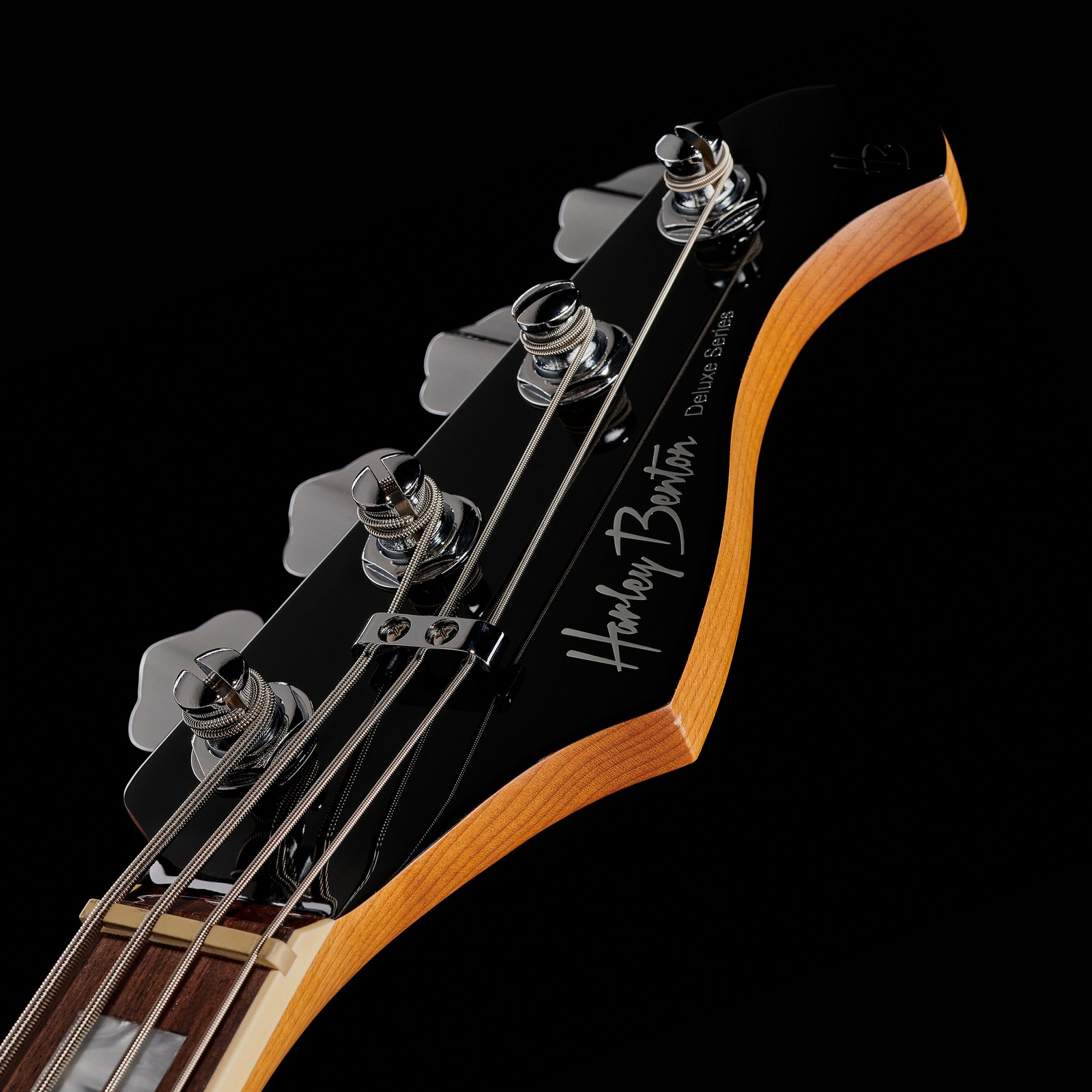 Harley Benton MV-4P Black, Kopfplatte mit Logo