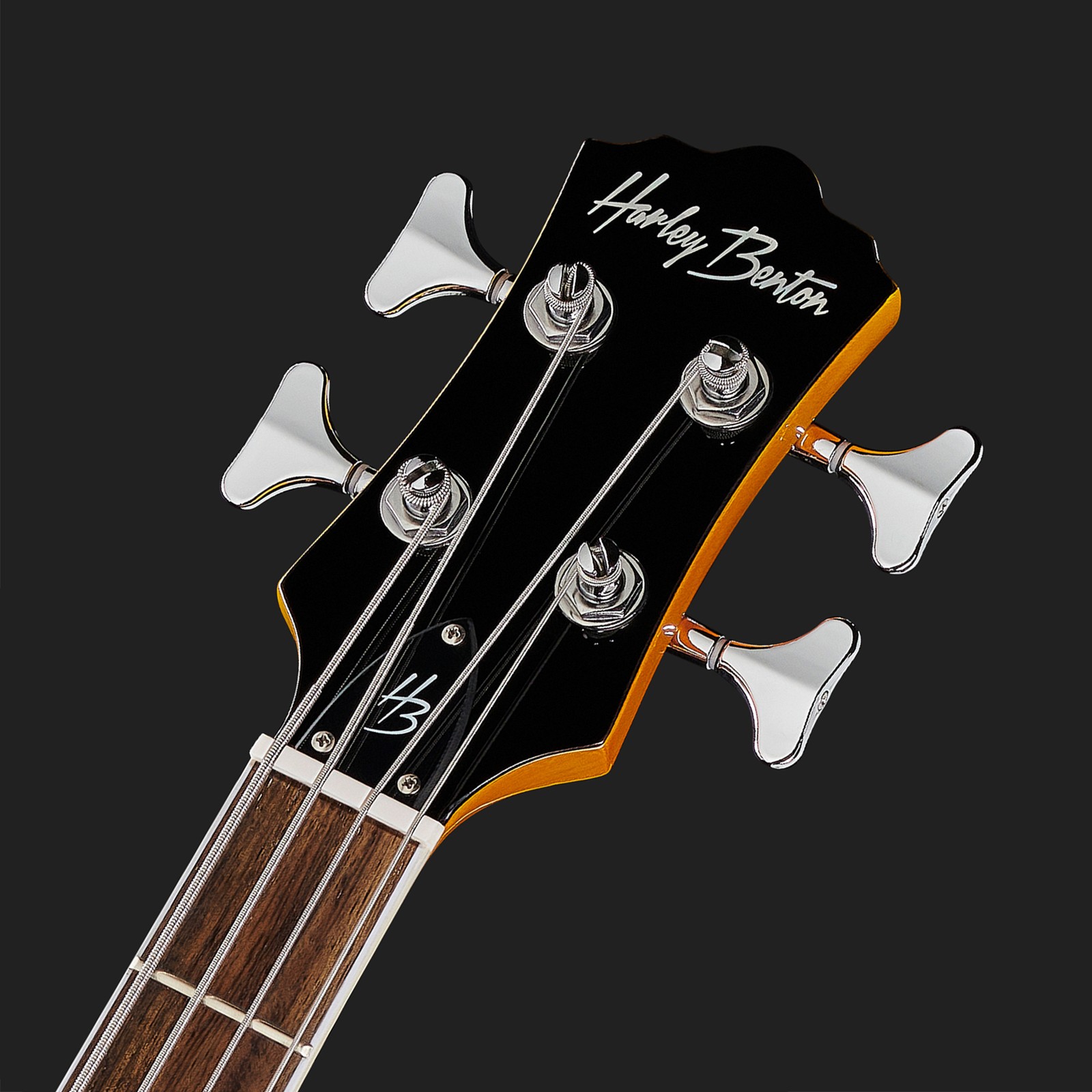 Logo auf Kopfplatte des Harley Benton HB-50 Vintage Orange