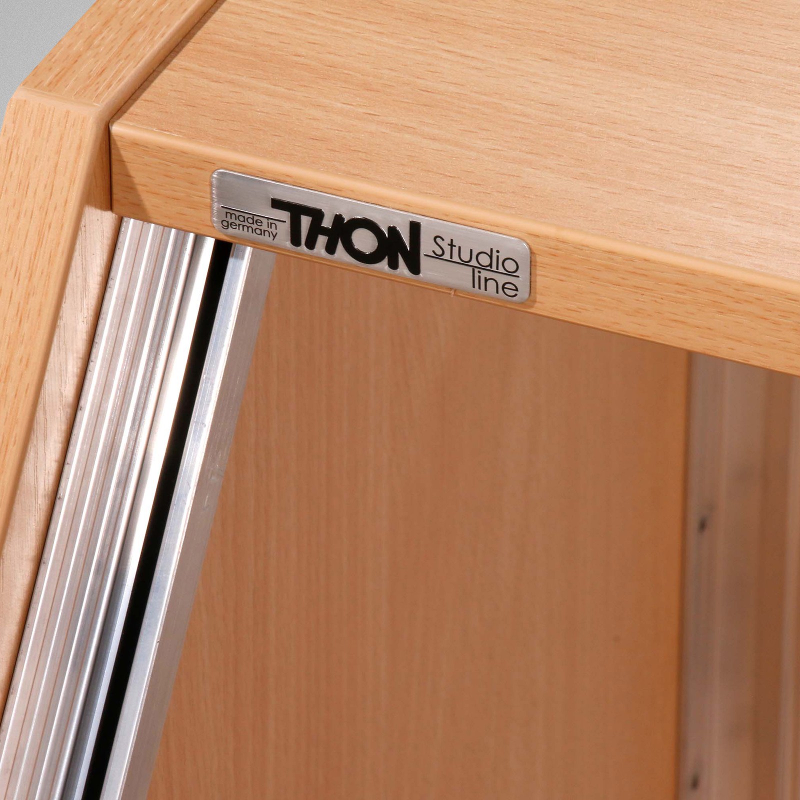 Thon Logo auf dem Thon Studio Side Rack XL 10U beech