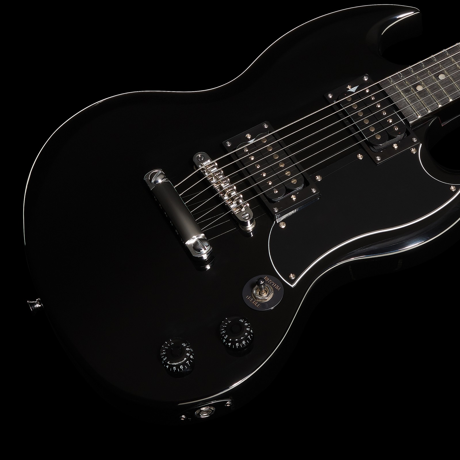 Decke mit Tonabnehmern der Harley Benton DC-200 BK Student Series E-Gitarre